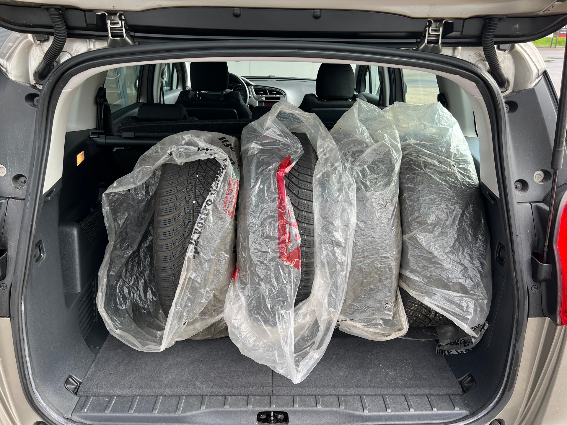 PEUGEOT 5008 1.6 VTI-image-11