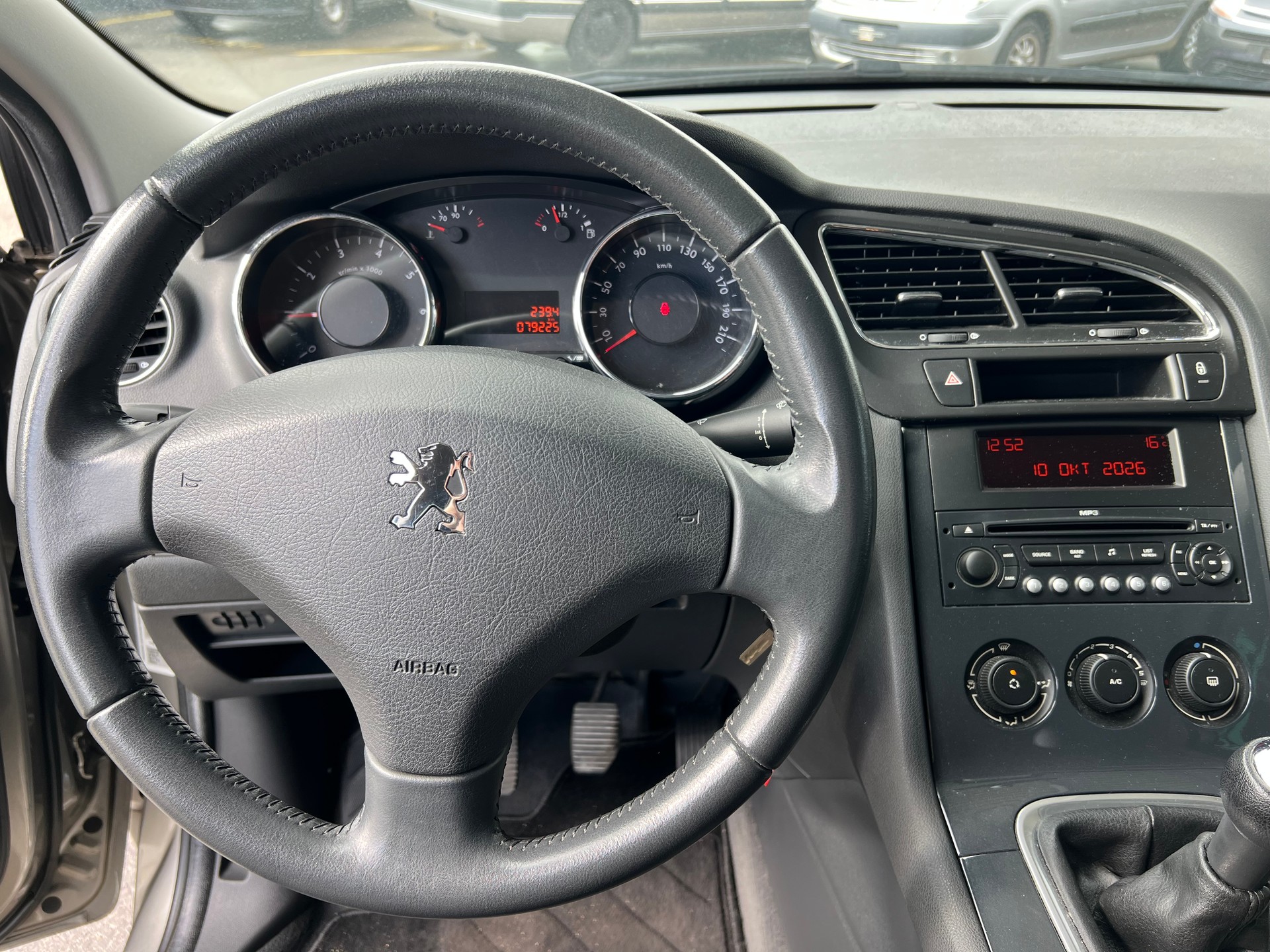 PEUGEOT 5008 1.6 VTI-image-6