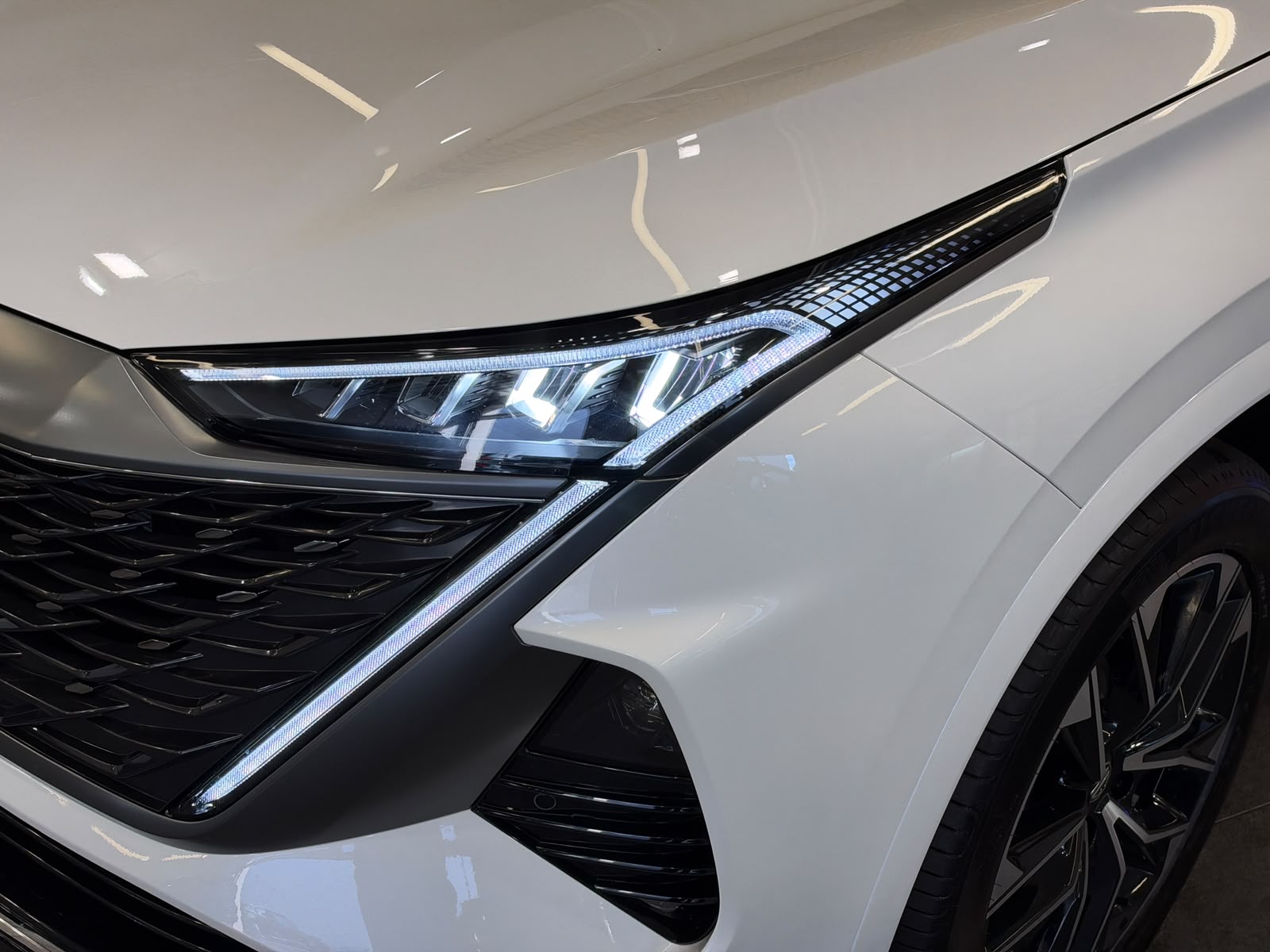MG S9 1.5 TGDI PHEV Premium / Oxford Weiss-showroom-element-2