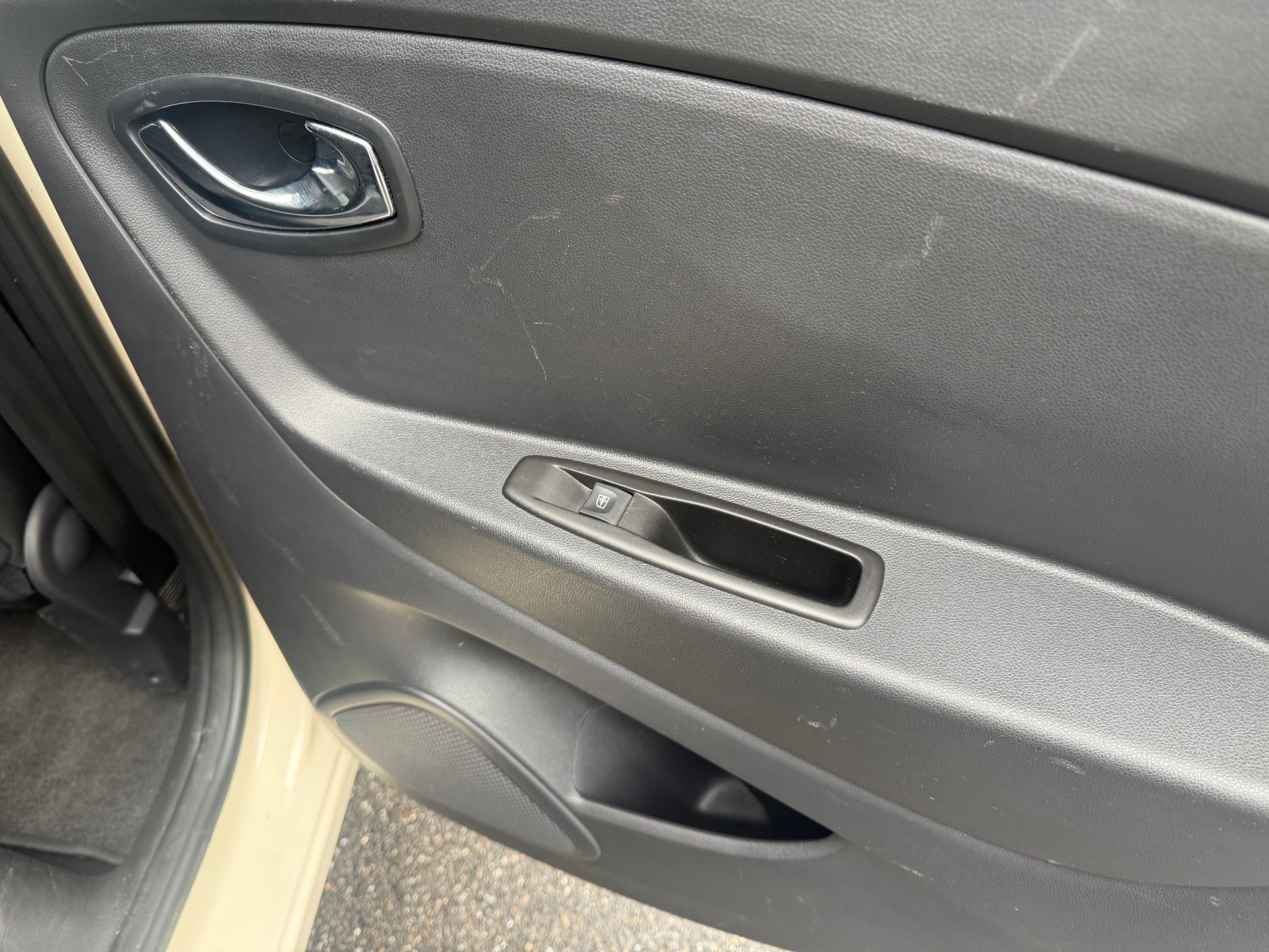 RENAULT Captur 1.2 T 16V Privilège EDC-image-8