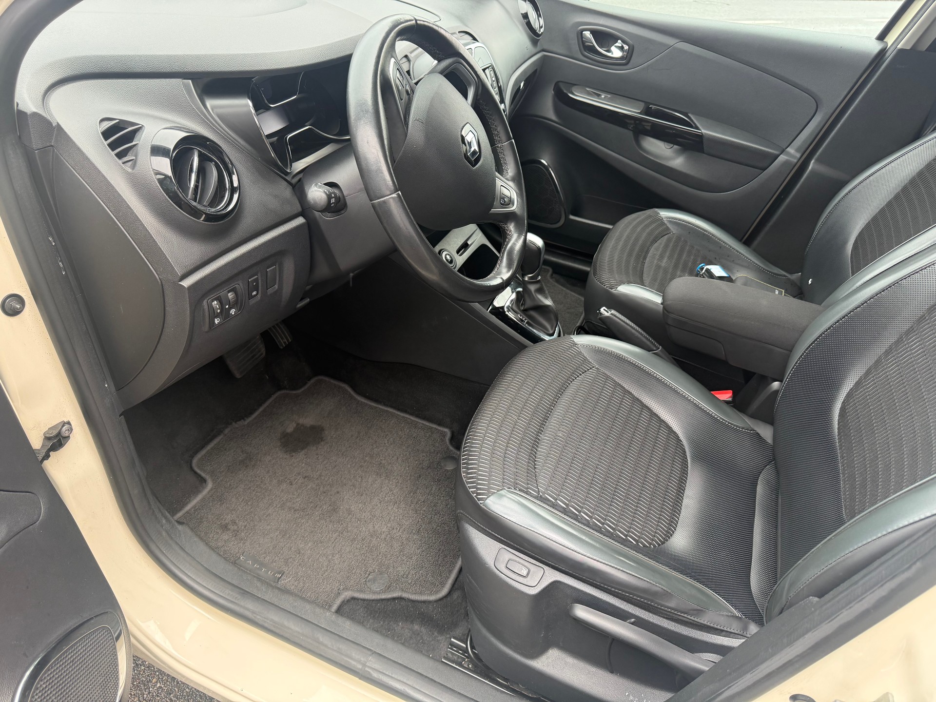 RENAULT Captur 1.2 T 16V Privilège EDC-image-15