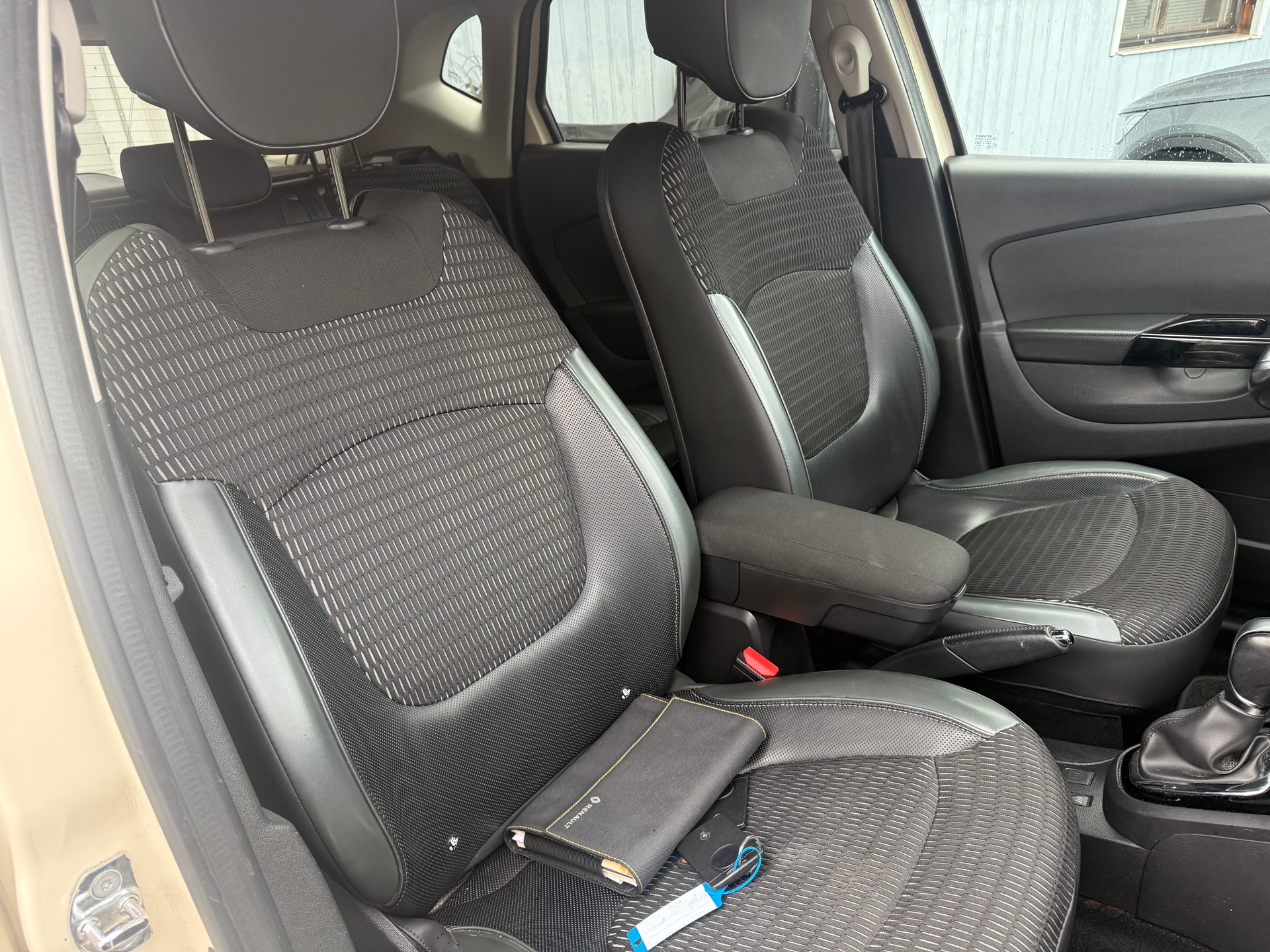RENAULT Captur 1.2 T 16V Privilège EDC-image-12