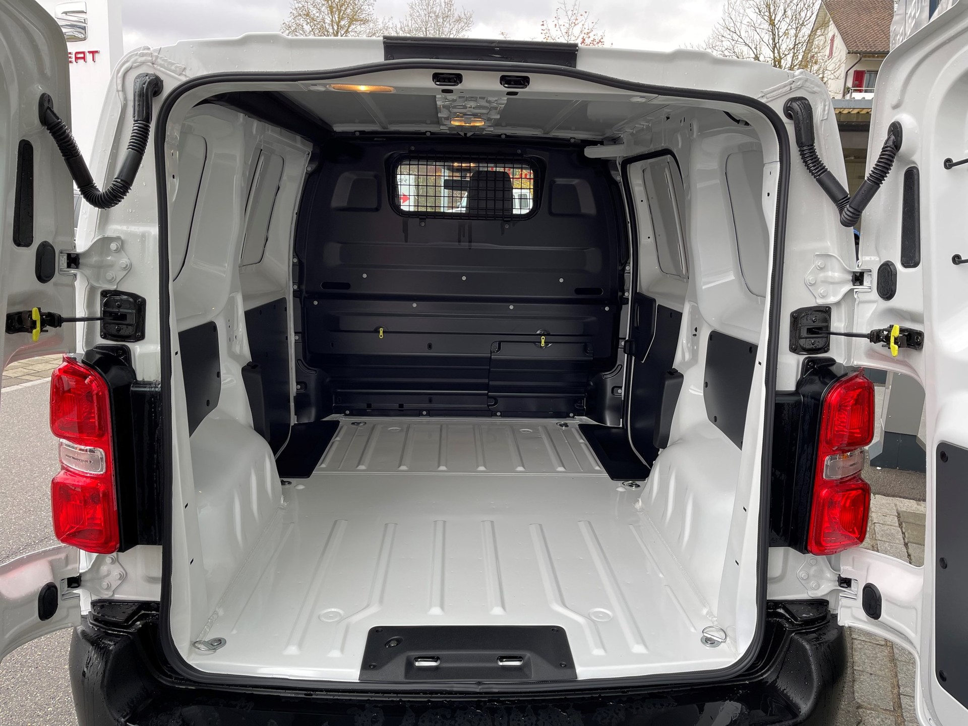 PEUGEOT Expert 50 KWh Pro Compact-image-7