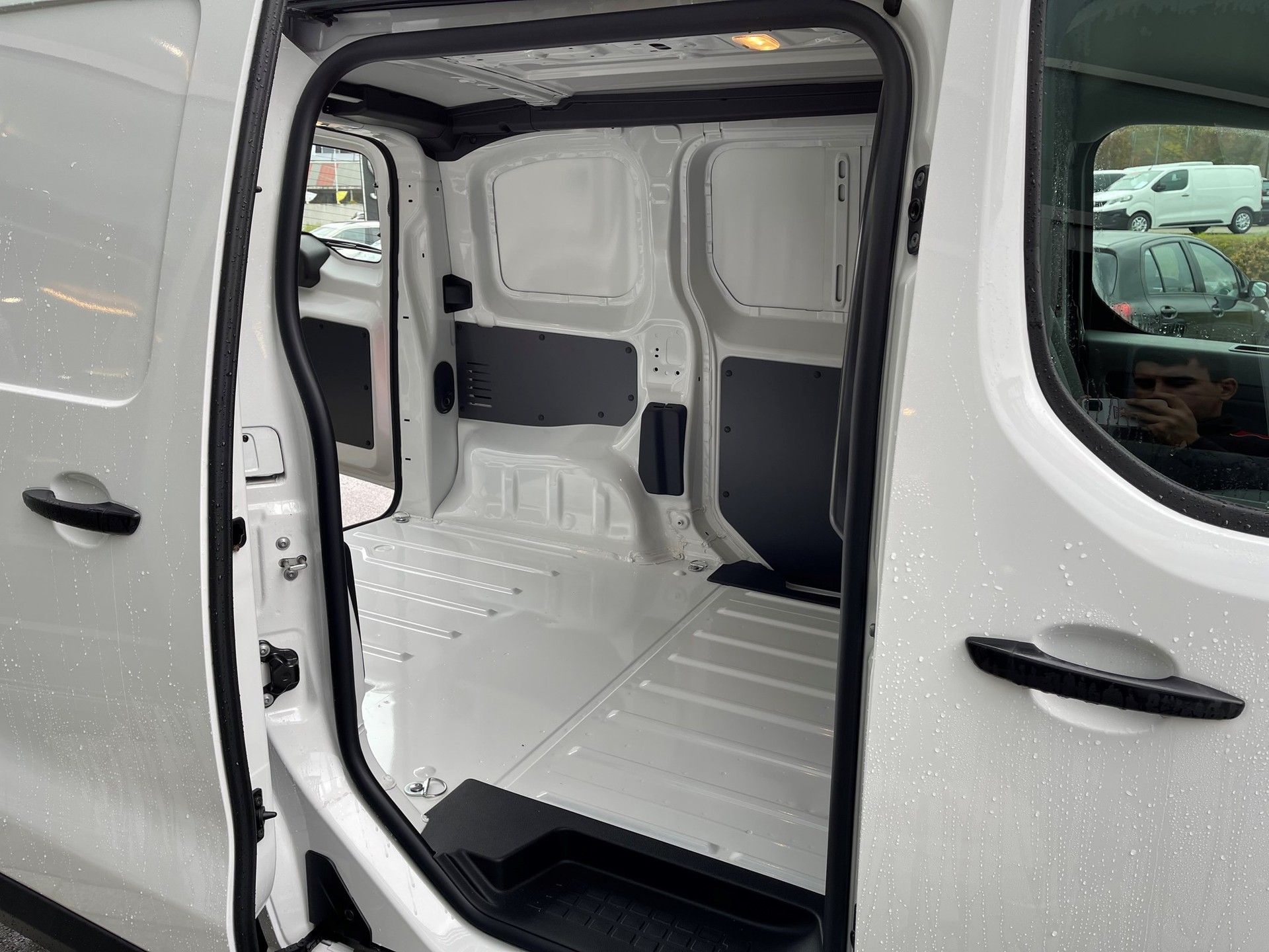 PEUGEOT Expert 50 KWh Pro Compact-image-6