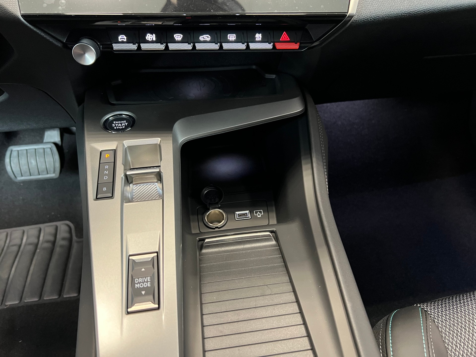 PEUGEOT 308 1.6 PHEV 180 Allure Pack-image-12