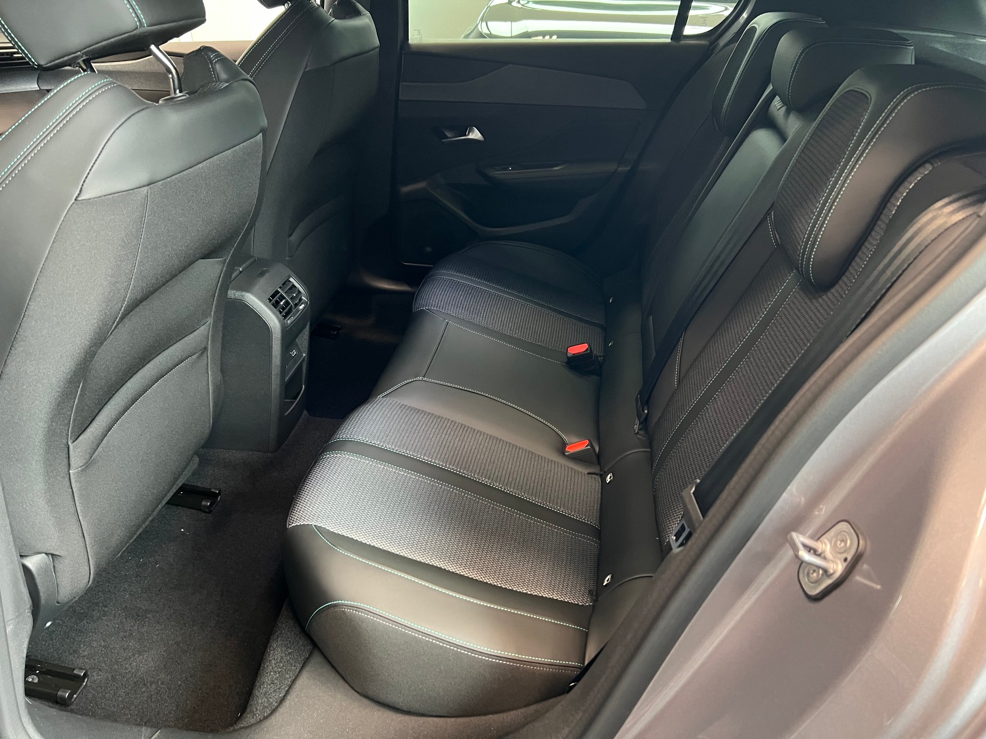 PEUGEOT 308 1.6 PHEV 180 Allure Pack-image-13