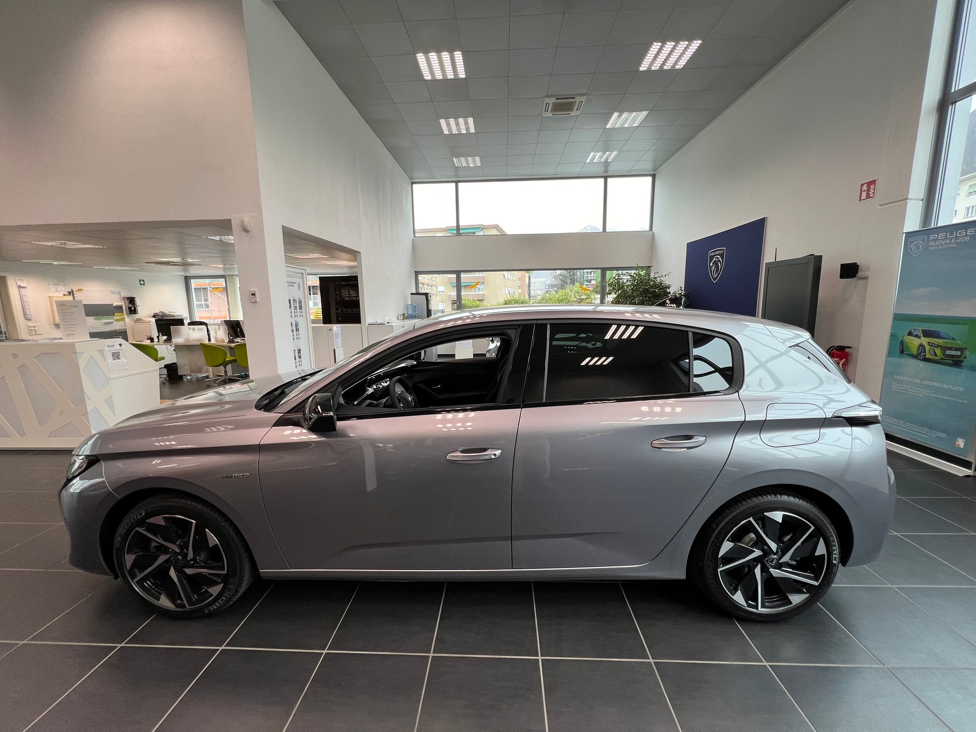 PEUGEOT 308 1.6 PHEV 180 Allure Pack-image-6