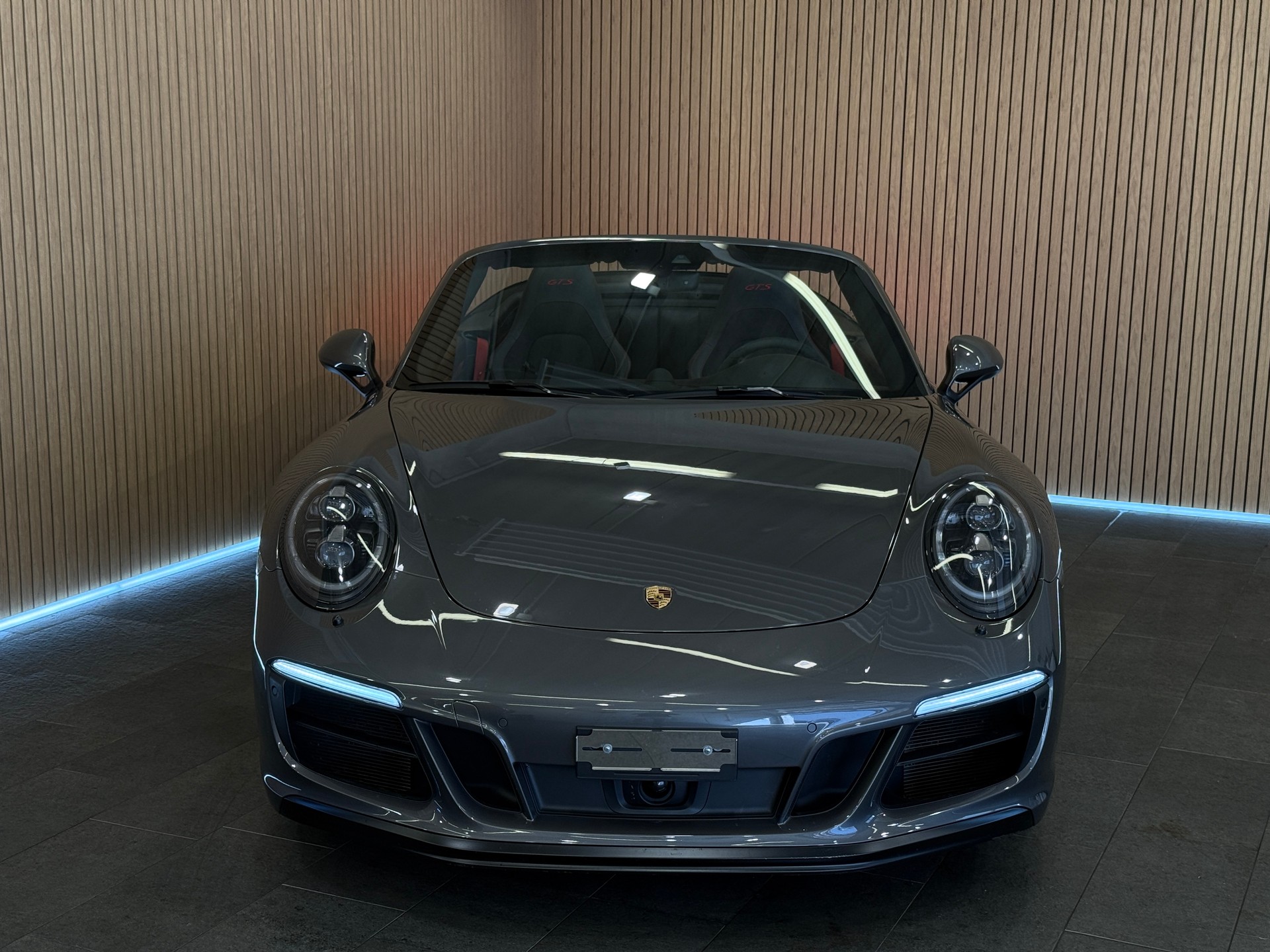 PORSCHE 911 Carrera 4 GTS Cabrio PDK-image-1