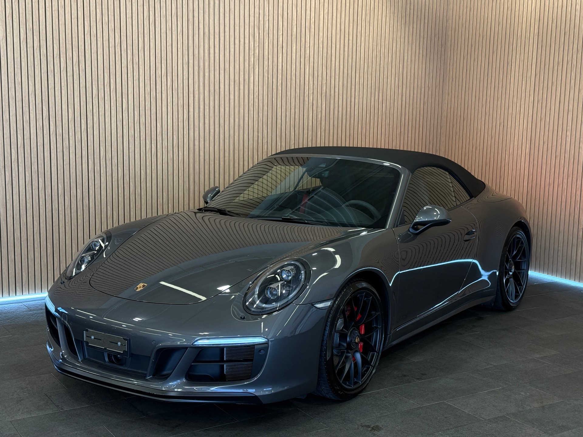 PORSCHE 911 Carrera 4 GTS Cabrio PDK-image-3