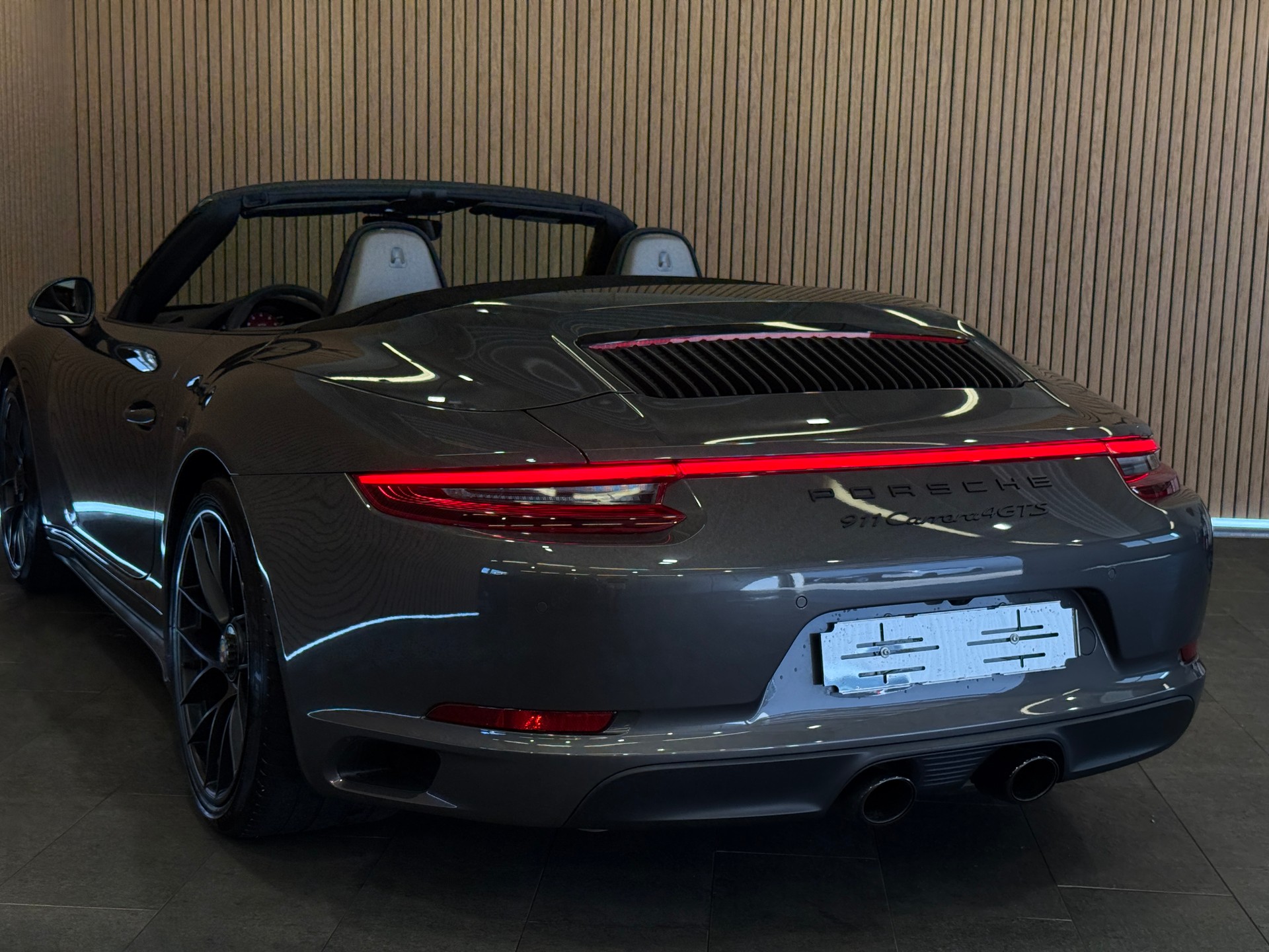 PORSCHE 911 Carrera 4 GTS Cabrio PDK-image-8