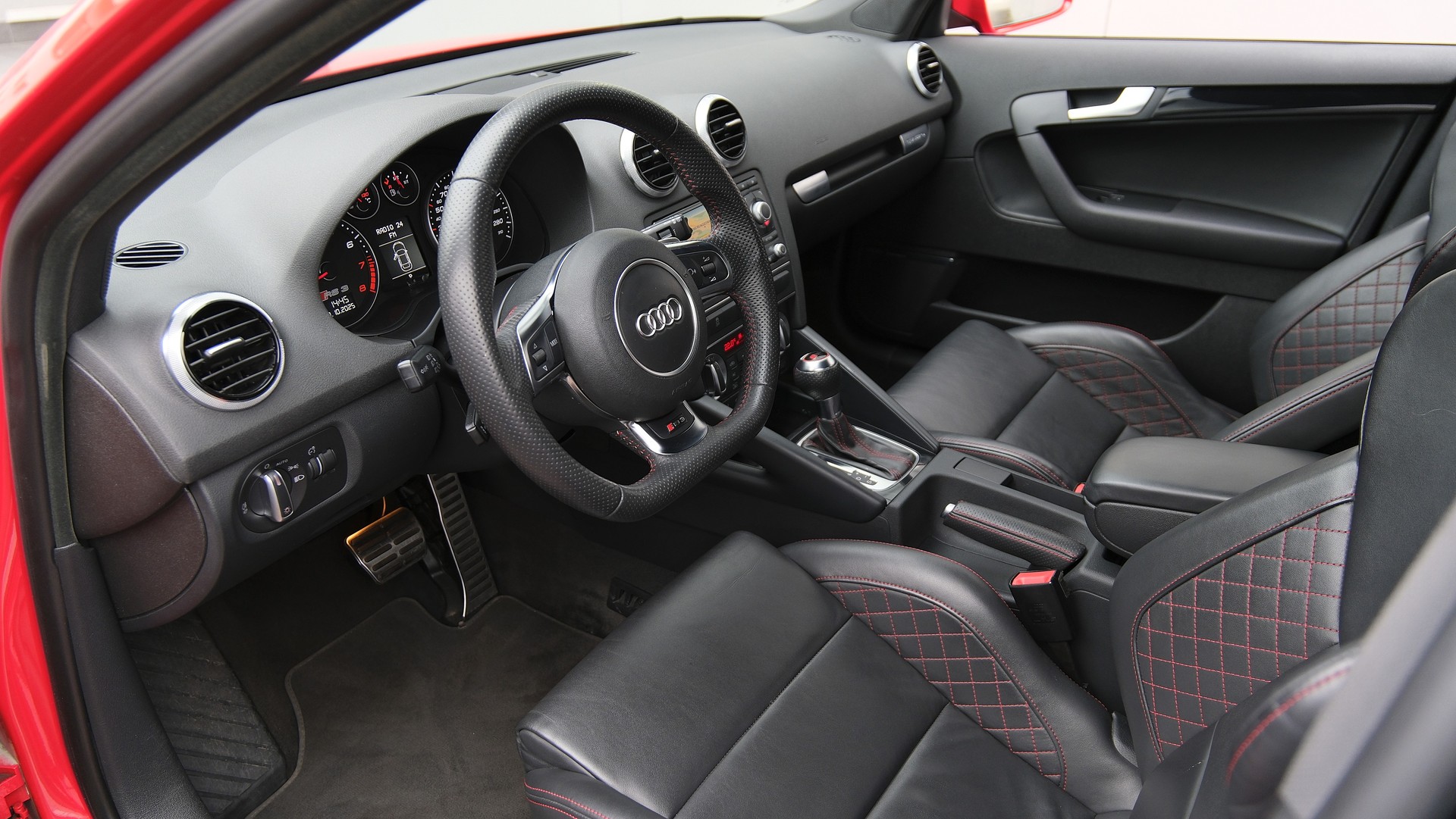 AUDI RS3 Sportback 2.5 TFSI quattro S-tronic-image-4