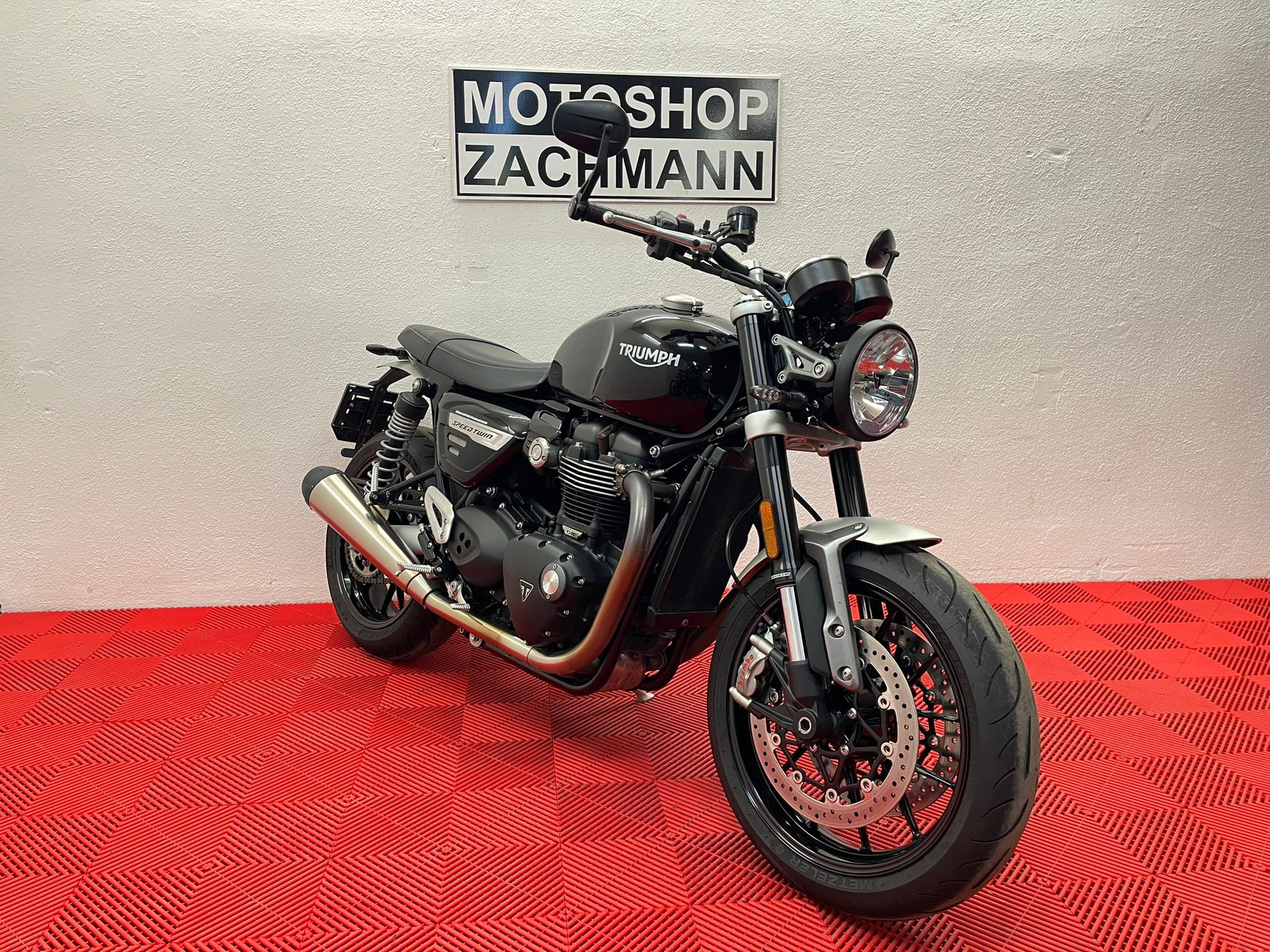 TRIUMPH Speed Twin 1200-showroom-element-1