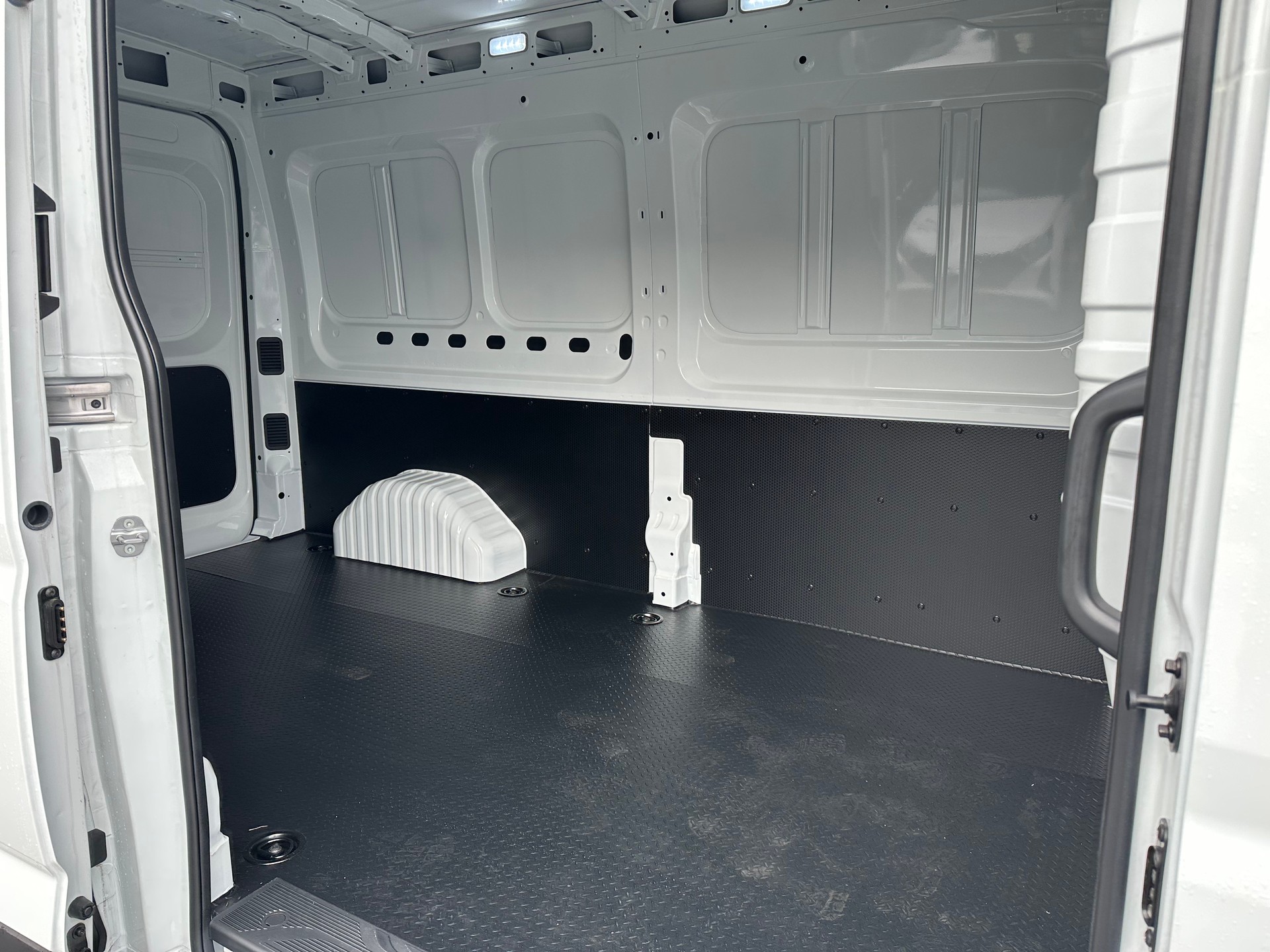 MAXUS Deliver 9 2.0D L3H2 FWD Comfort-image-9