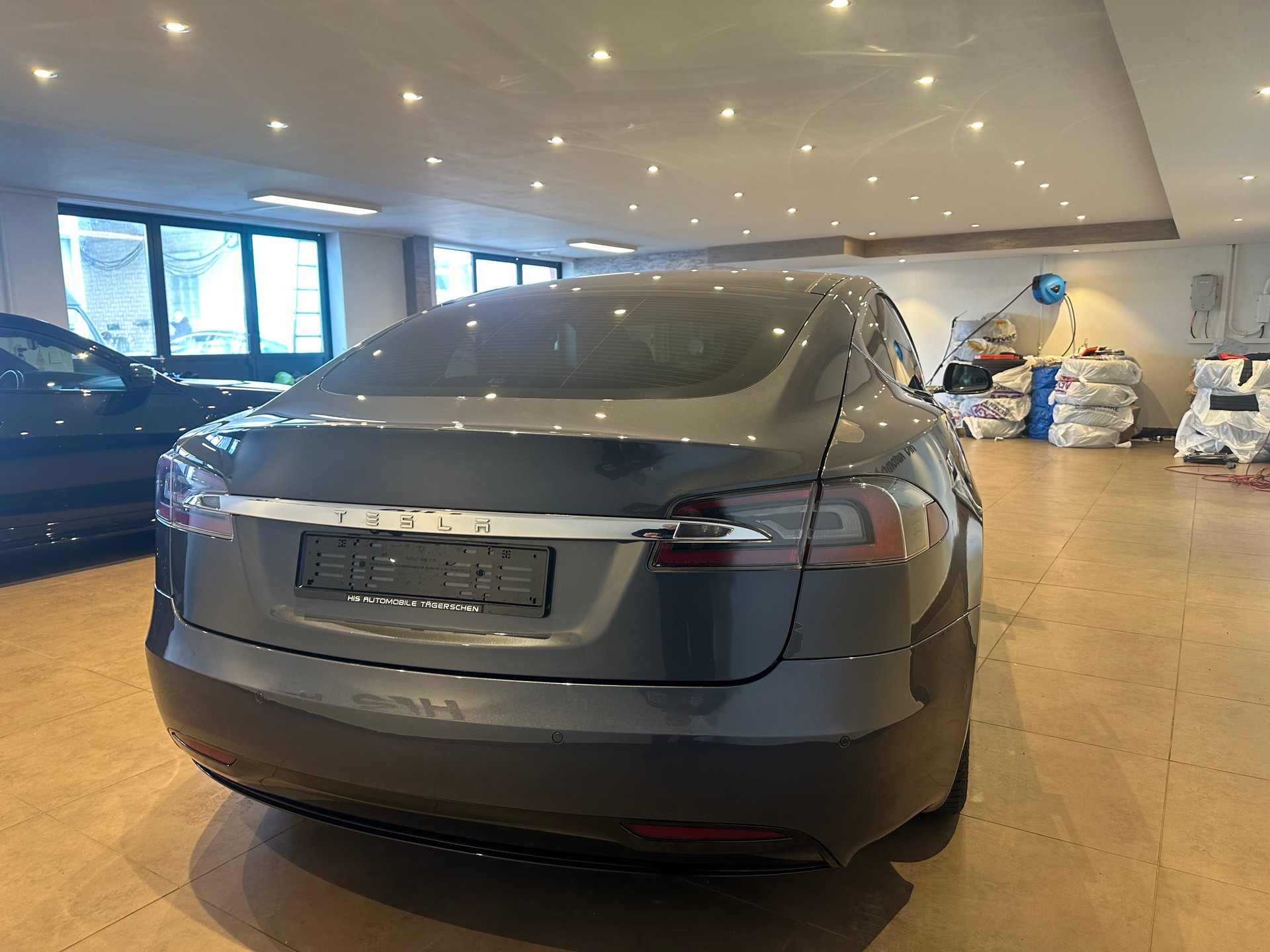 TESLA Model S 70 D-image-3