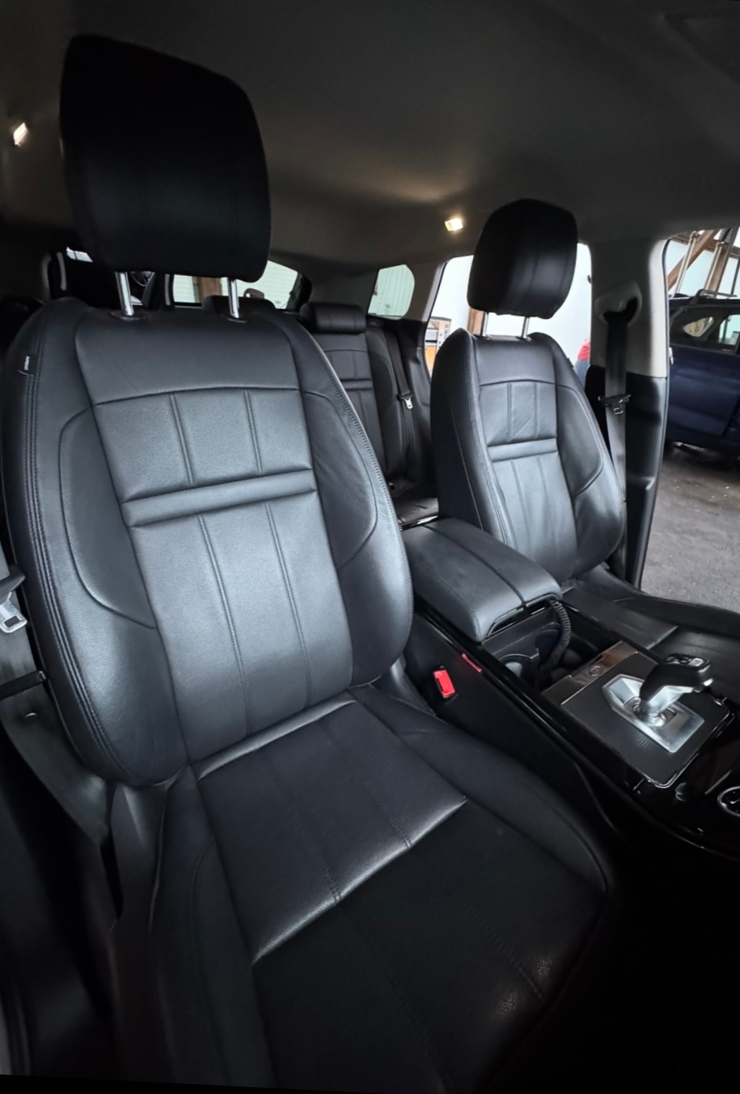 LAND ROVER Range Rover Evoque R-Dynamic D 180 S AT9-image-3