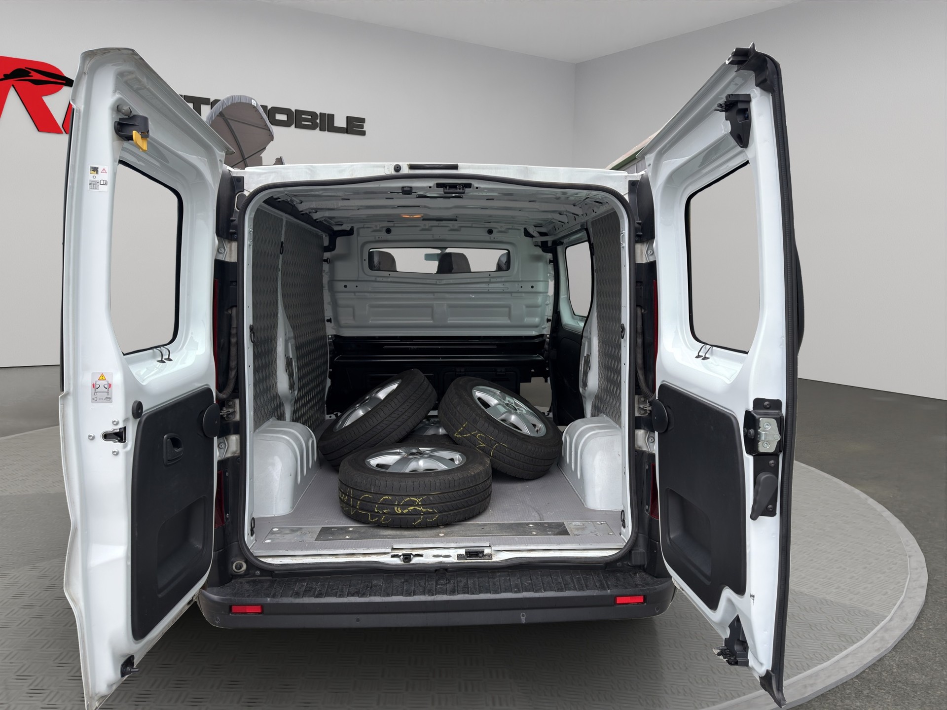 RENAULT Trafic 2.0 Energy dCi 120 3.0t Business L1H1-image-12