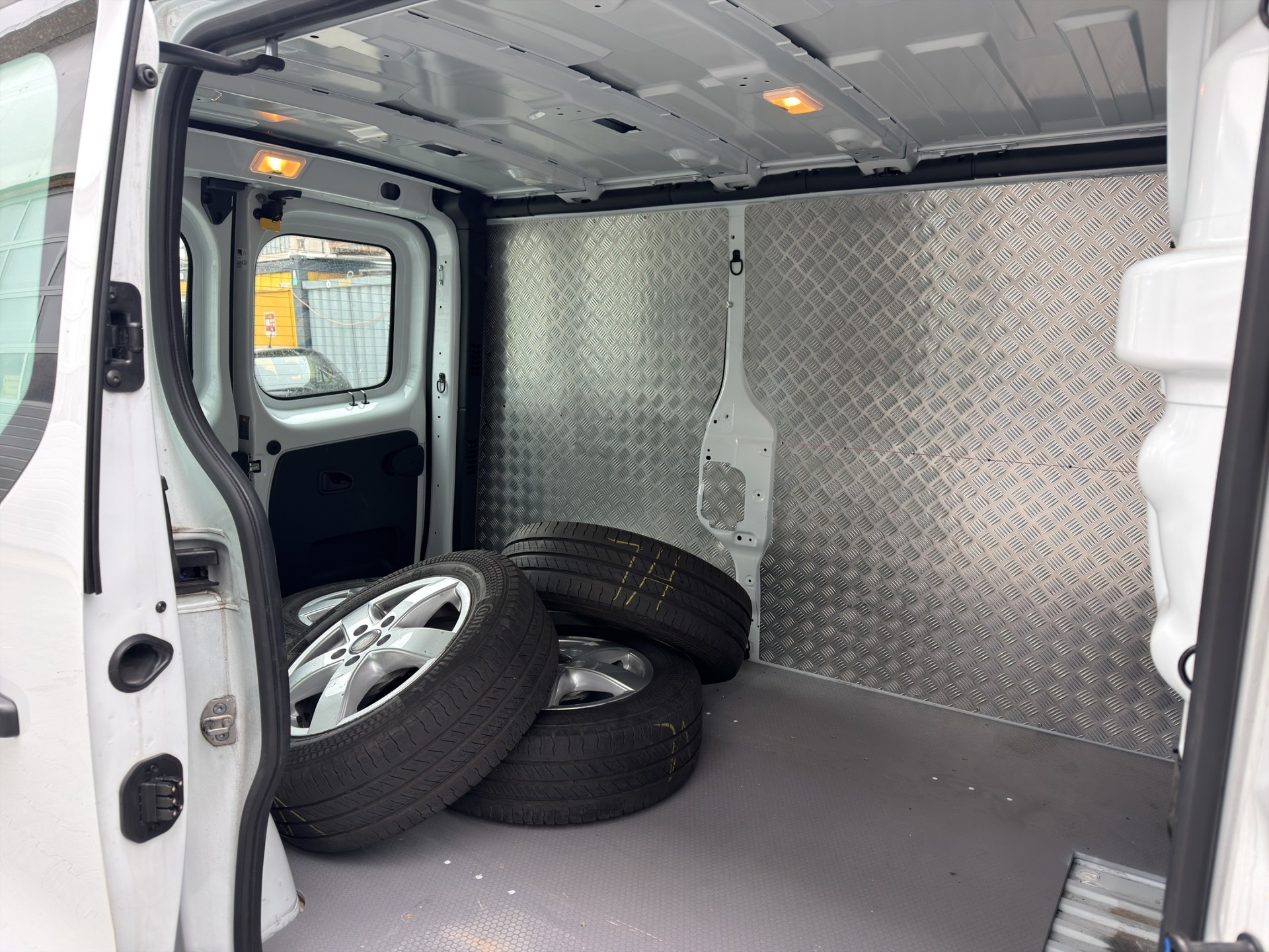 RENAULT Trafic 2.0 Energy dCi 120 3.0t Business L1H1-image-10