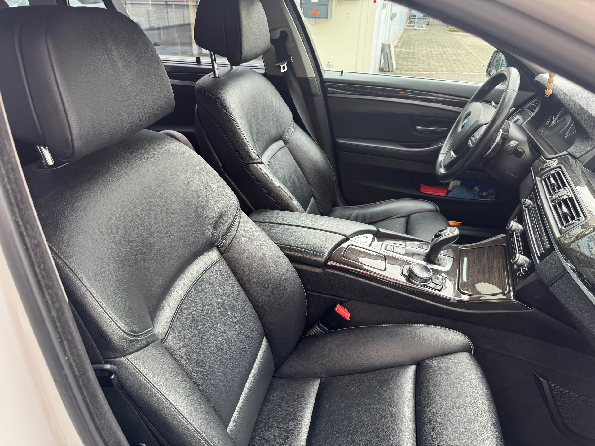 BMW 525d Touring xDrive Luxury Line Steptronic-image-11