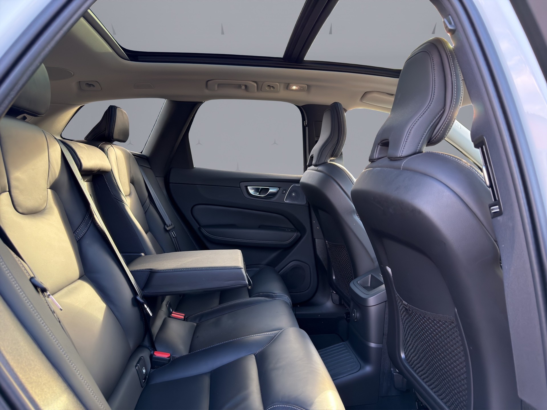 VOLVO XC60 2.0 T8 TE XCLUSIVE Ultra Dark eAWD-image-16