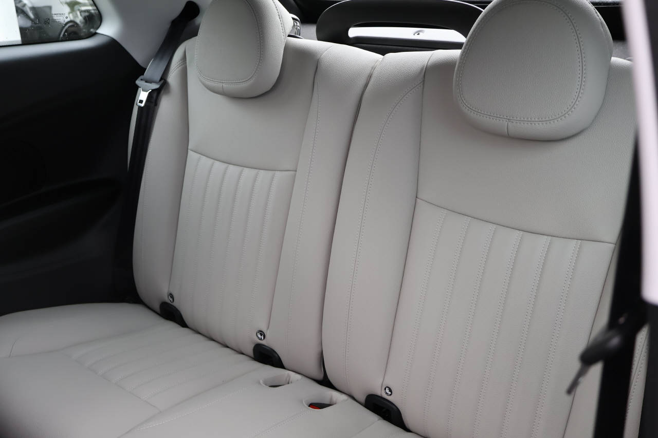 FIAT 500 Cabrio 1.0 Hybrid La Prima-image-12