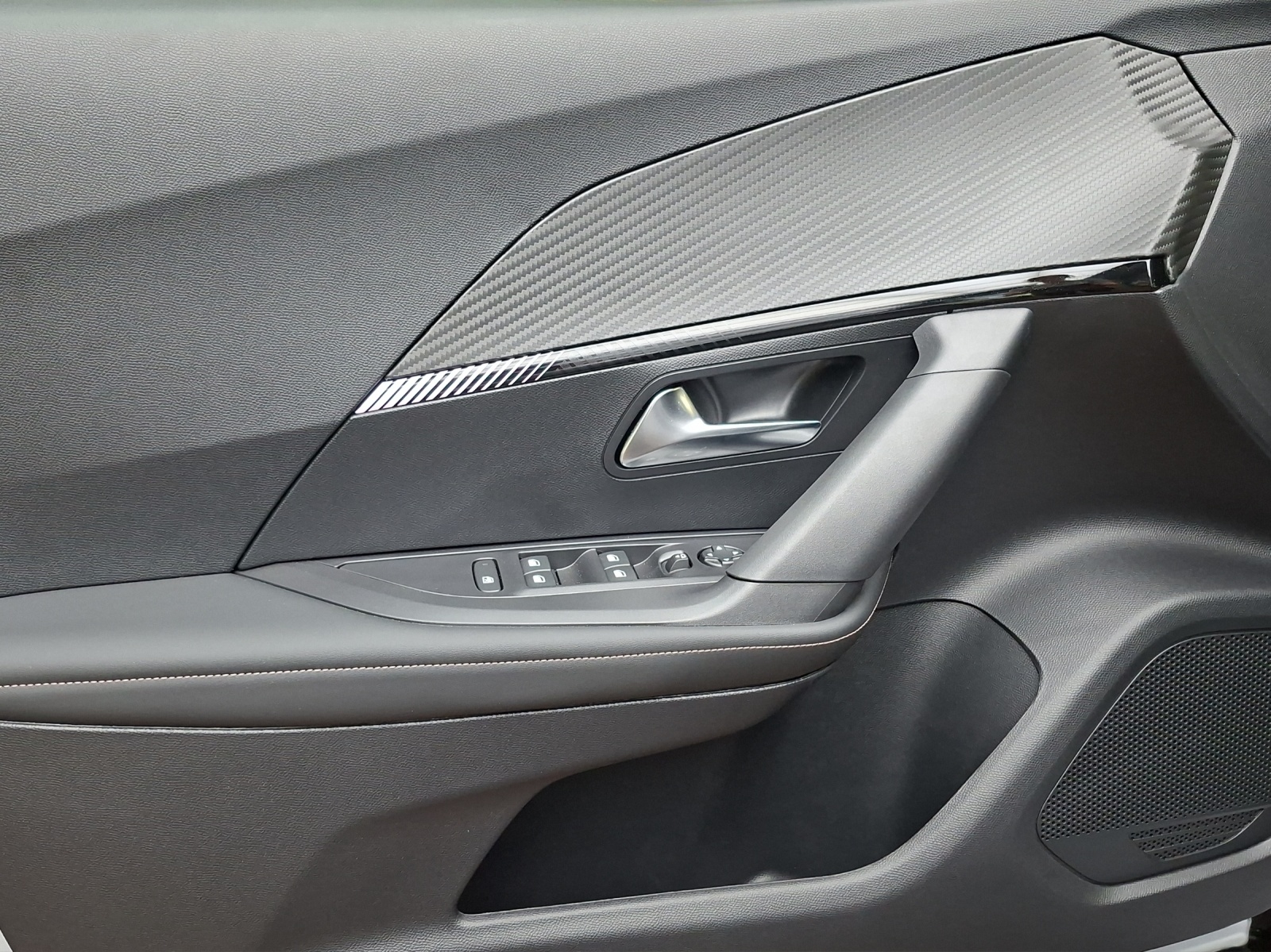 PEUGEOT 2008 1.2 Hybrid Allure-image-10