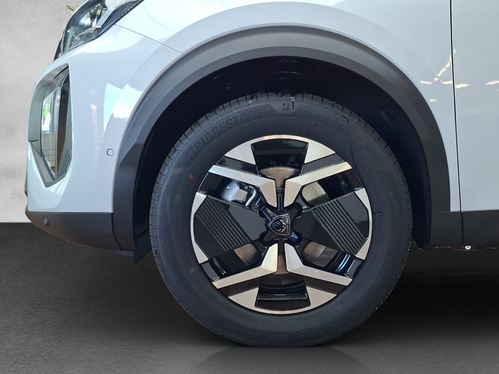 PEUGEOT 2008 1.2 Hybrid Allure-image-15