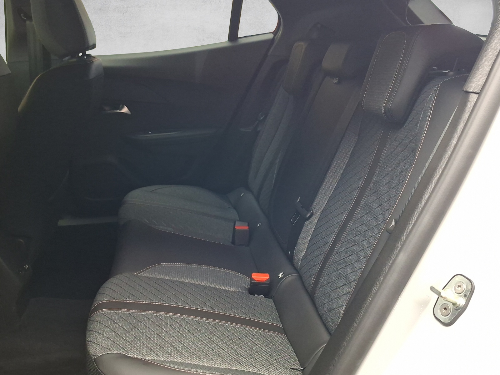 PEUGEOT 2008 1.2 Hybrid Allure-image-11