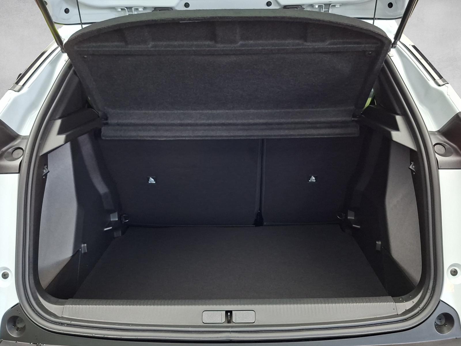 PEUGEOT 2008 1.2 Hybrid Allure-image-12