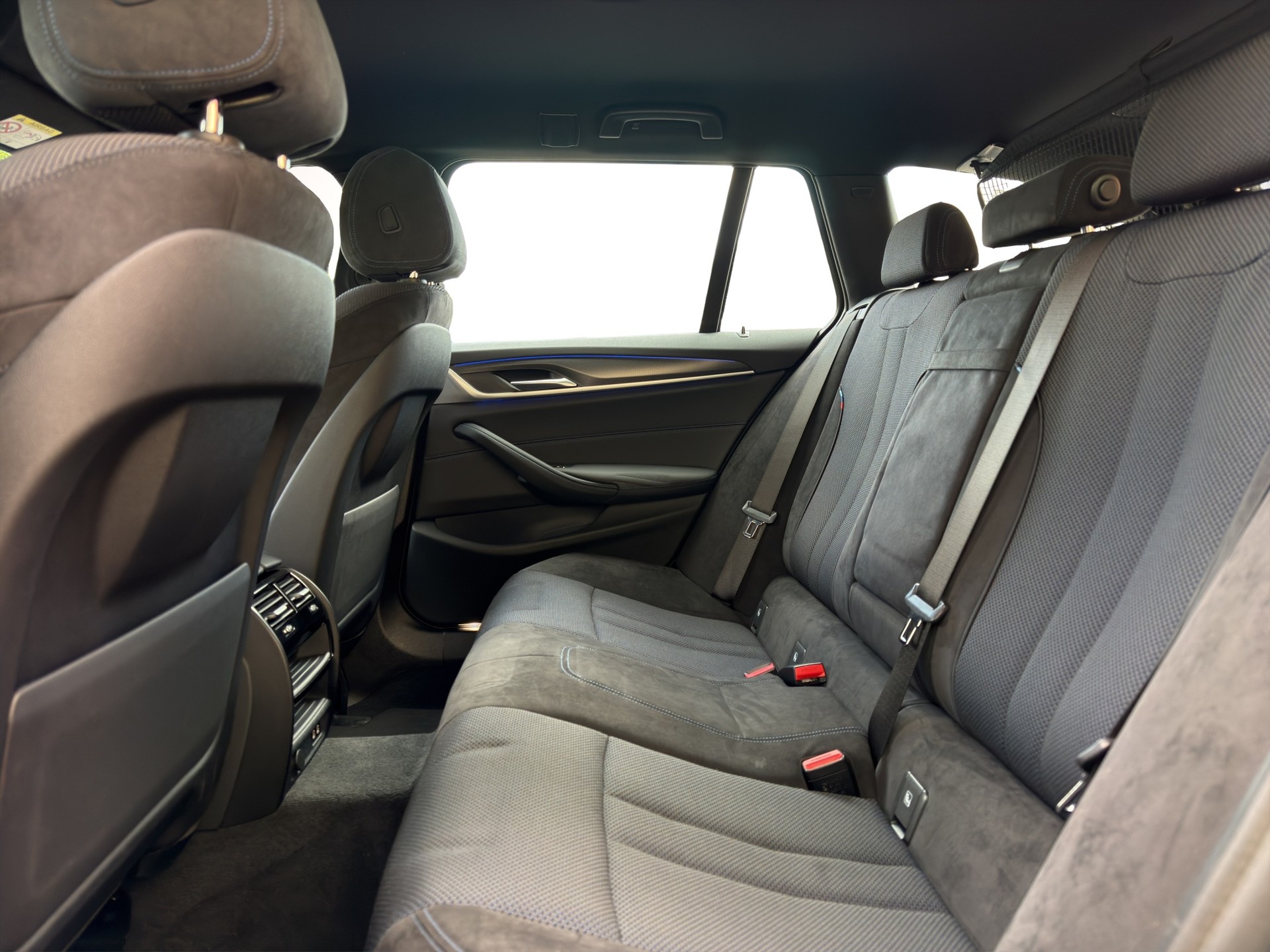 BMW 520d xDrive 48V Touring M Sport Steptronic-image-14