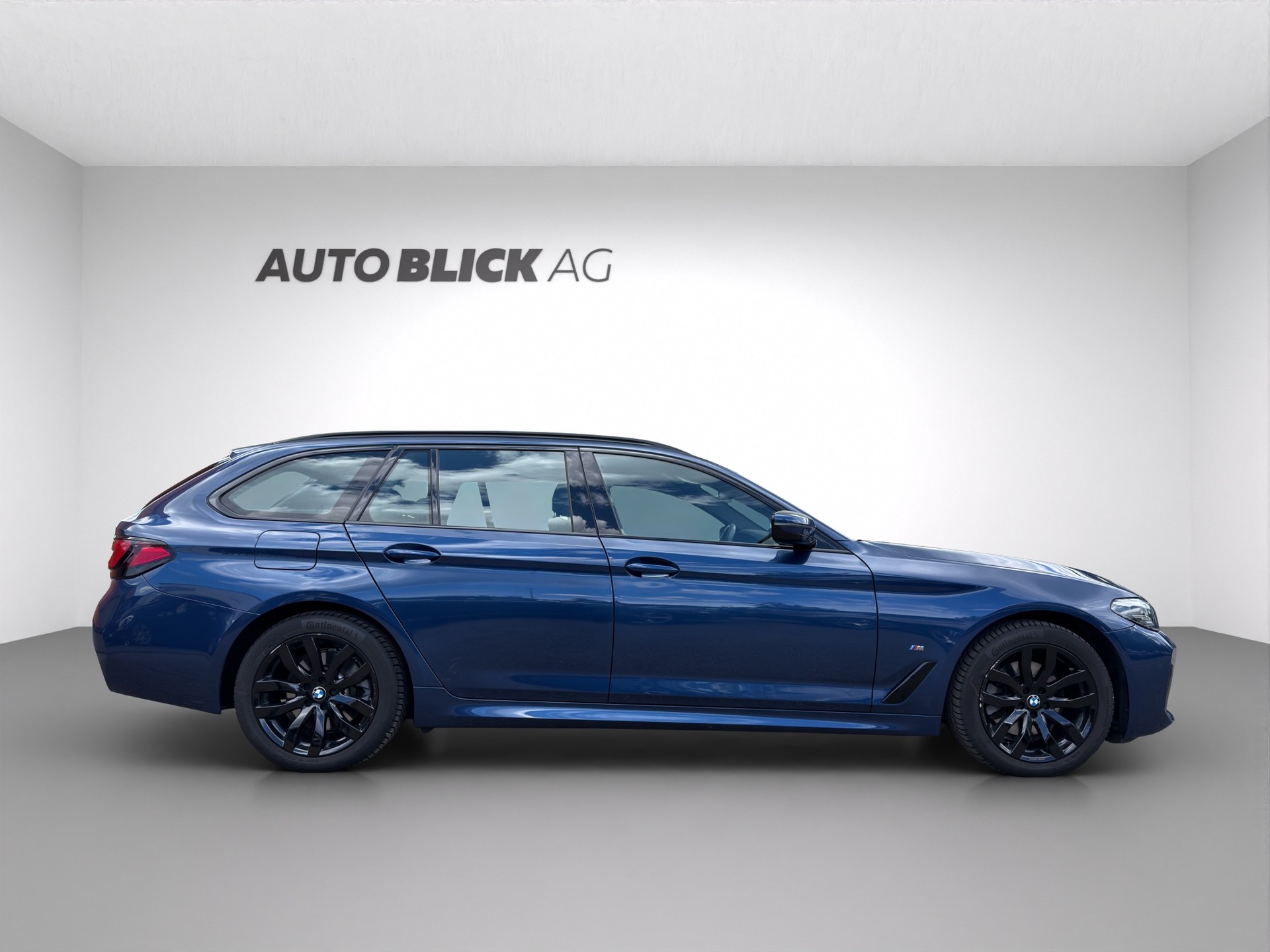 BMW 520d xDrive 48V Touring M Sport Steptronic-image-3