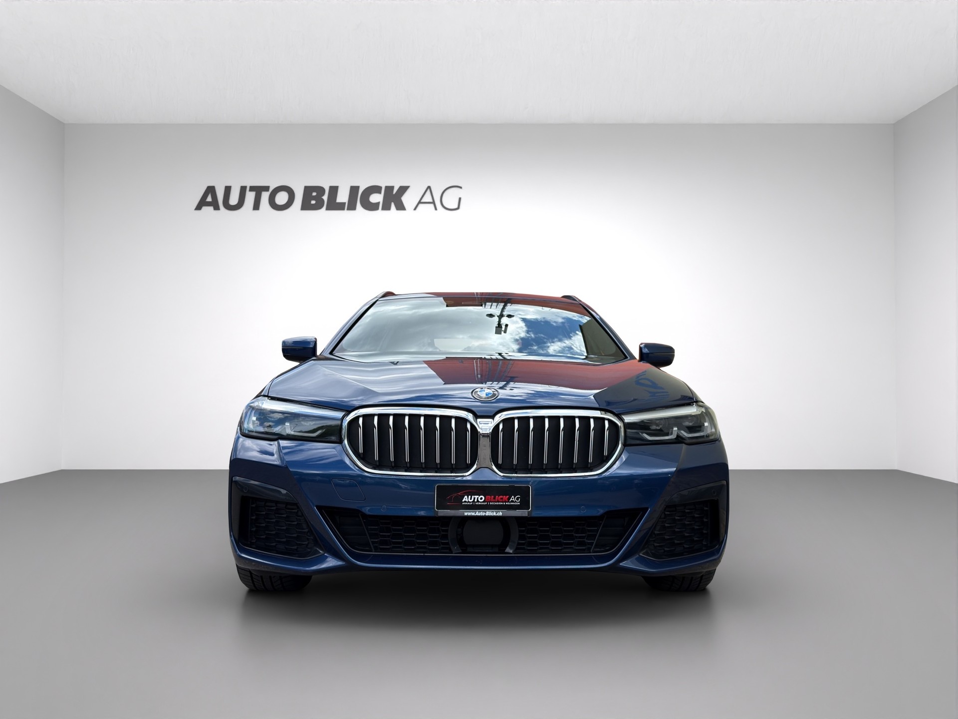 BMW 520d xDrive 48V Touring M Sport Steptronic-image-2