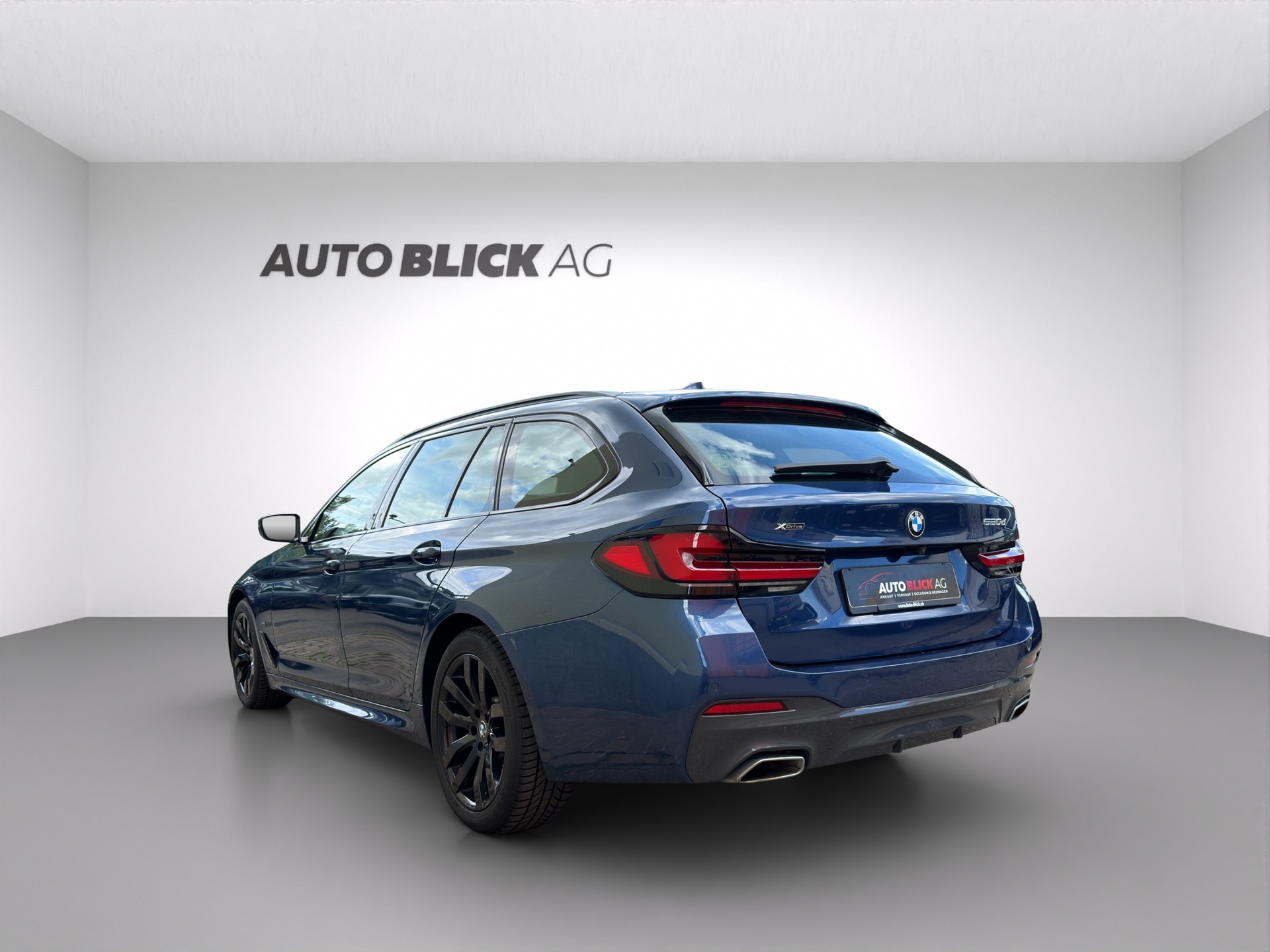 BMW 520d xDrive 48V Touring M Sport Steptronic-image-6