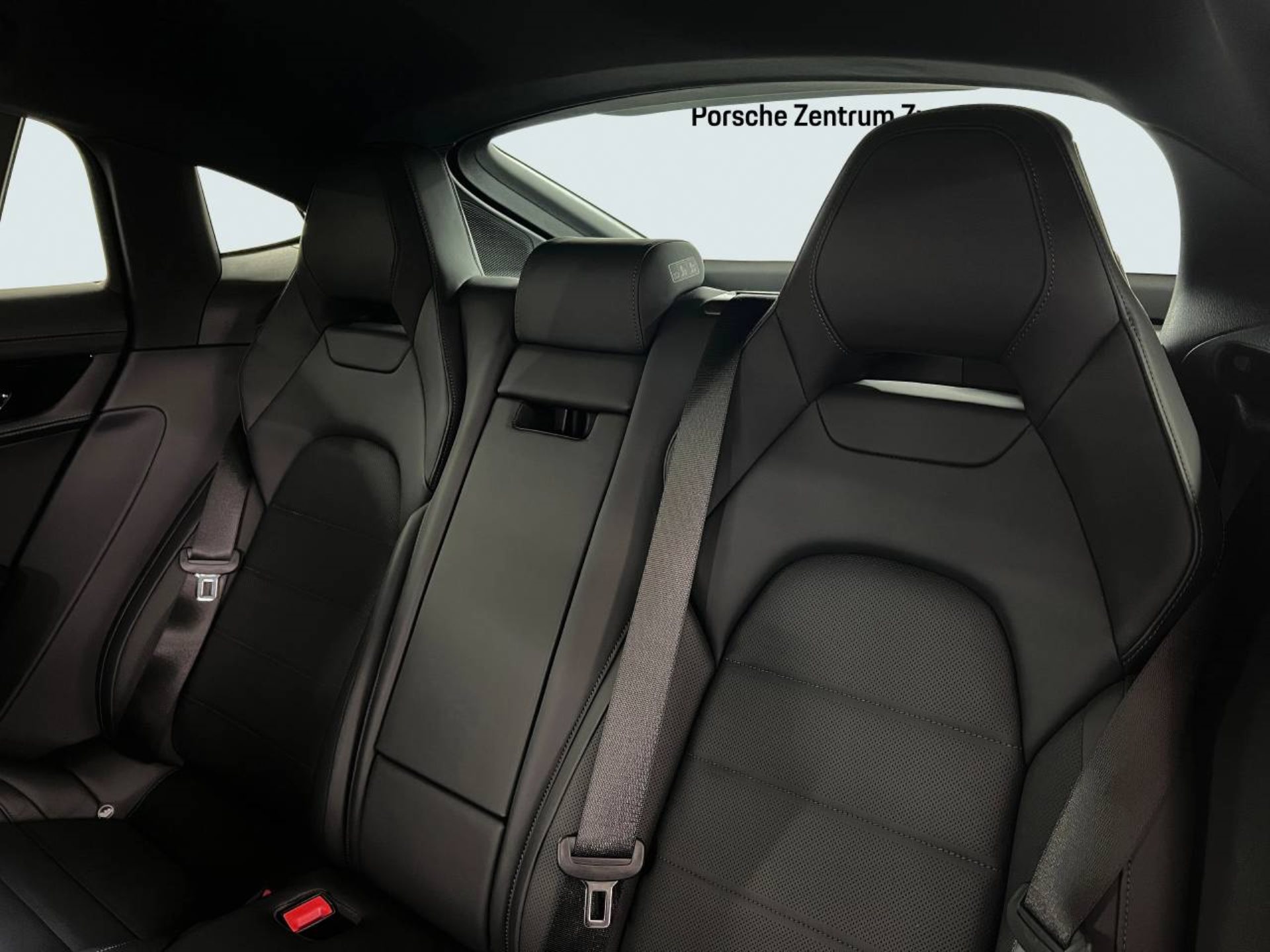 PORSCHE Panamera 4-image-21