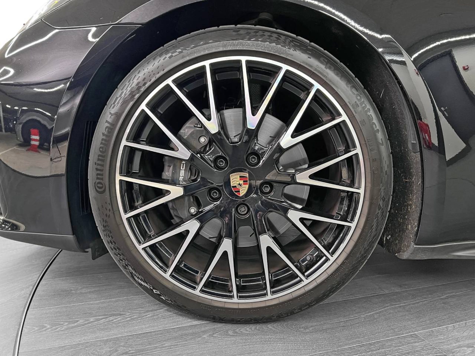 PORSCHE Panamera 4-image-10