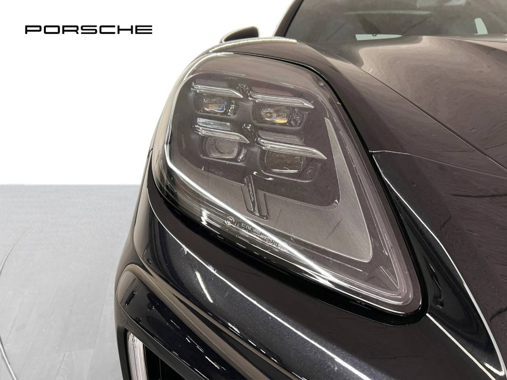 PORSCHE Panamera 4-image-11