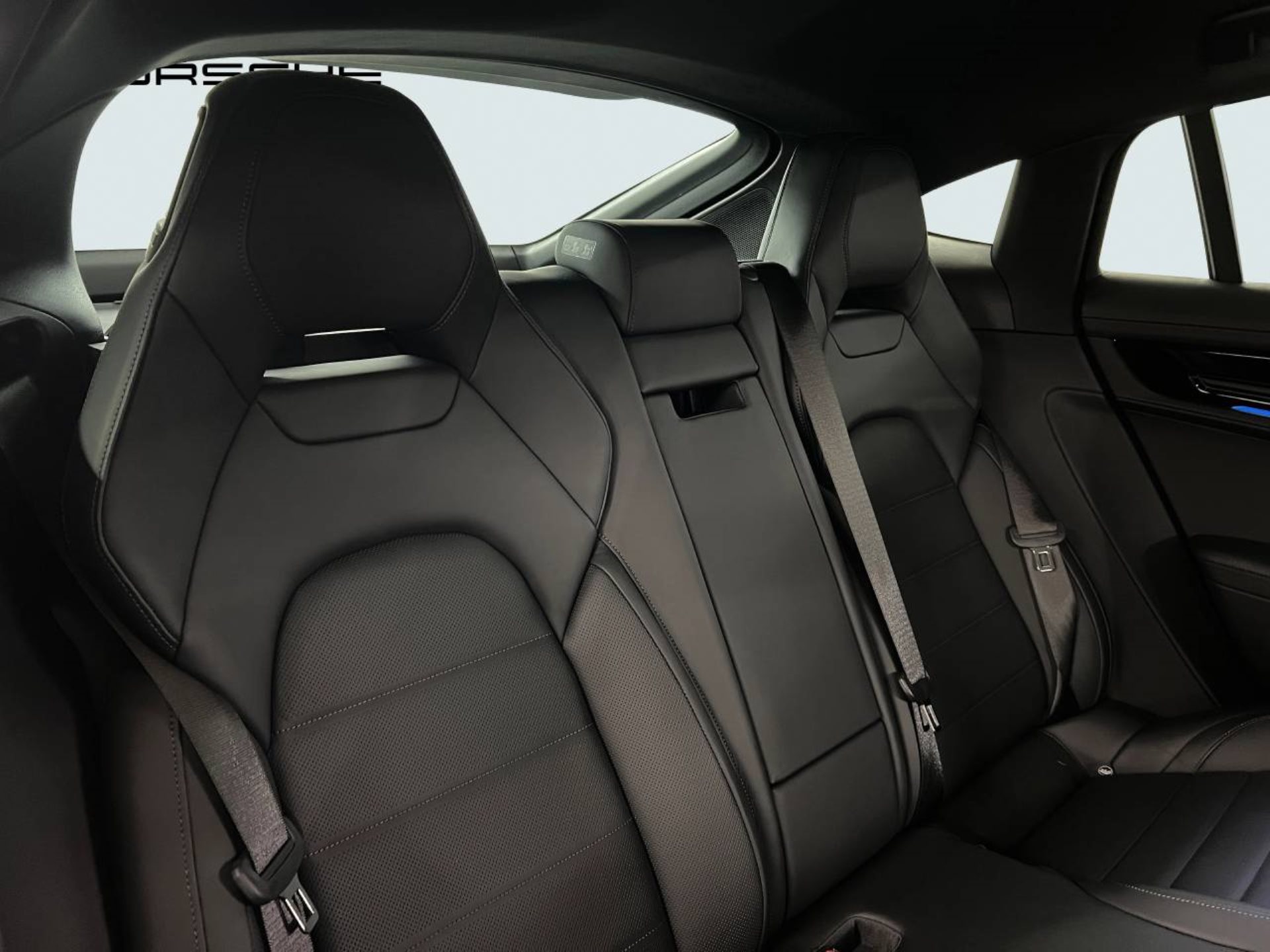 PORSCHE Panamera 4-image-22