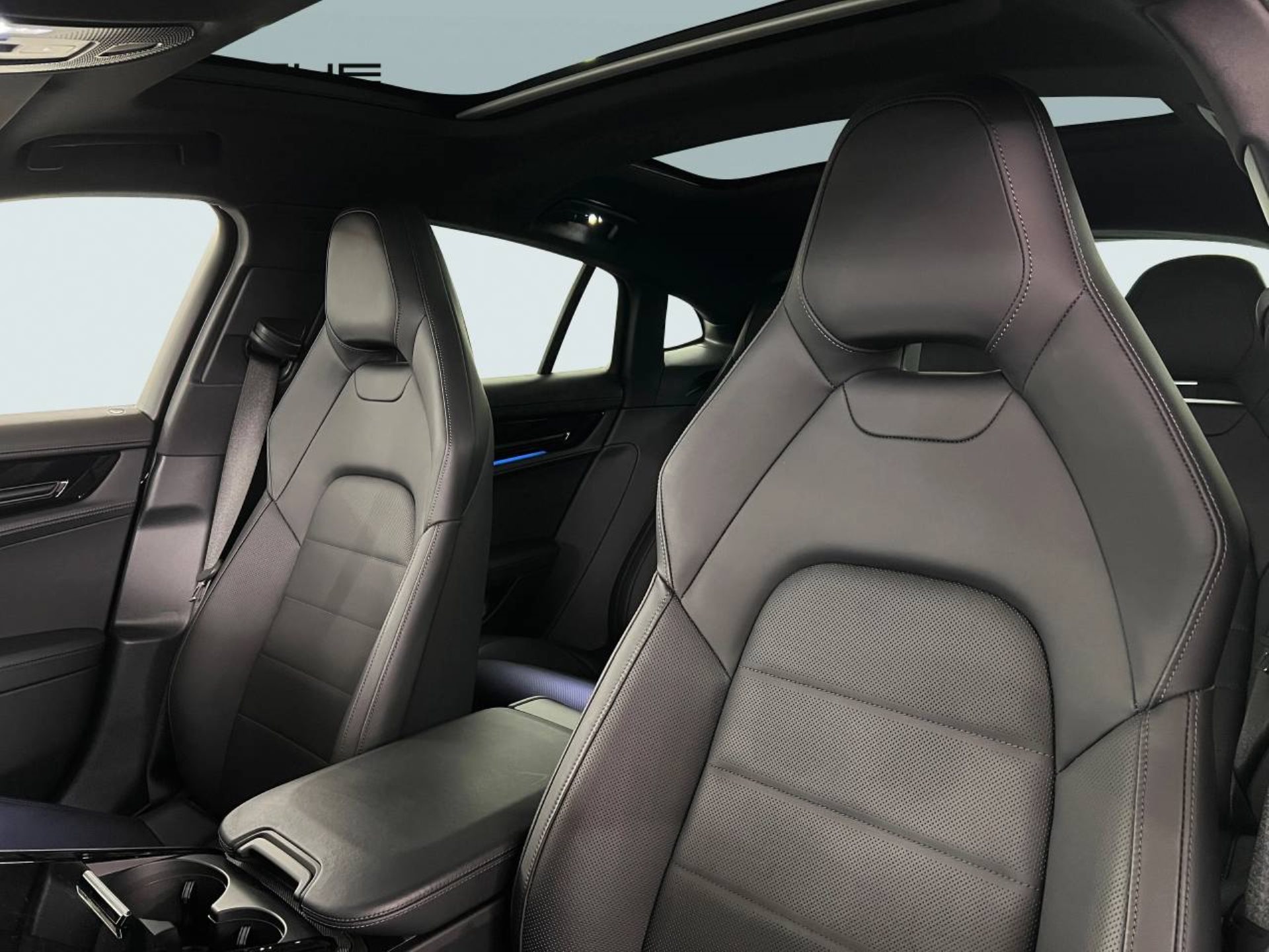 PORSCHE Panamera 4-image-4