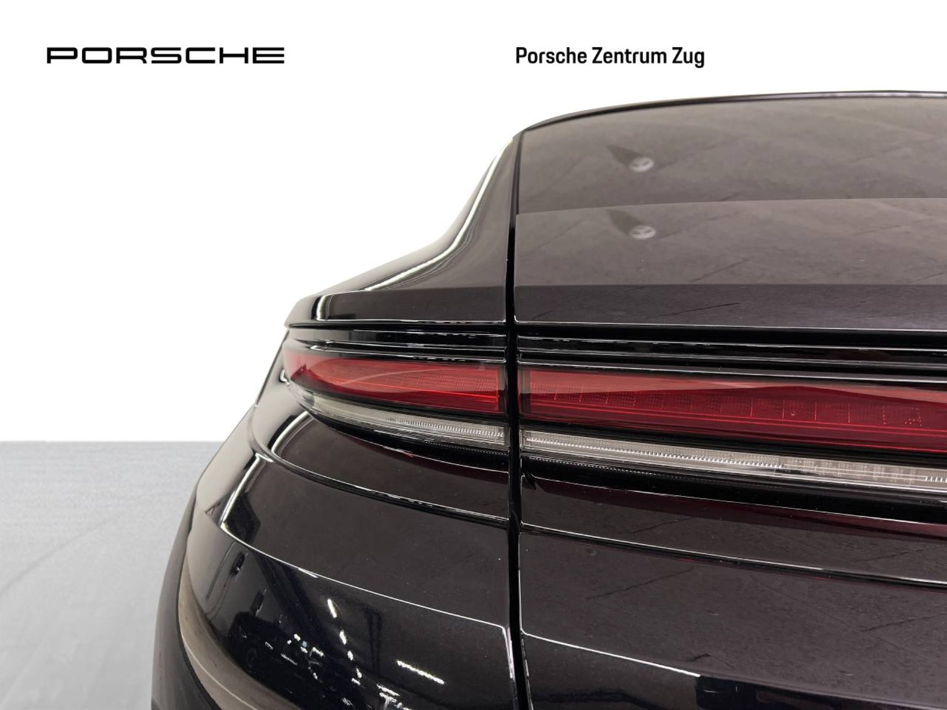 PORSCHE Panamera 4-image-12