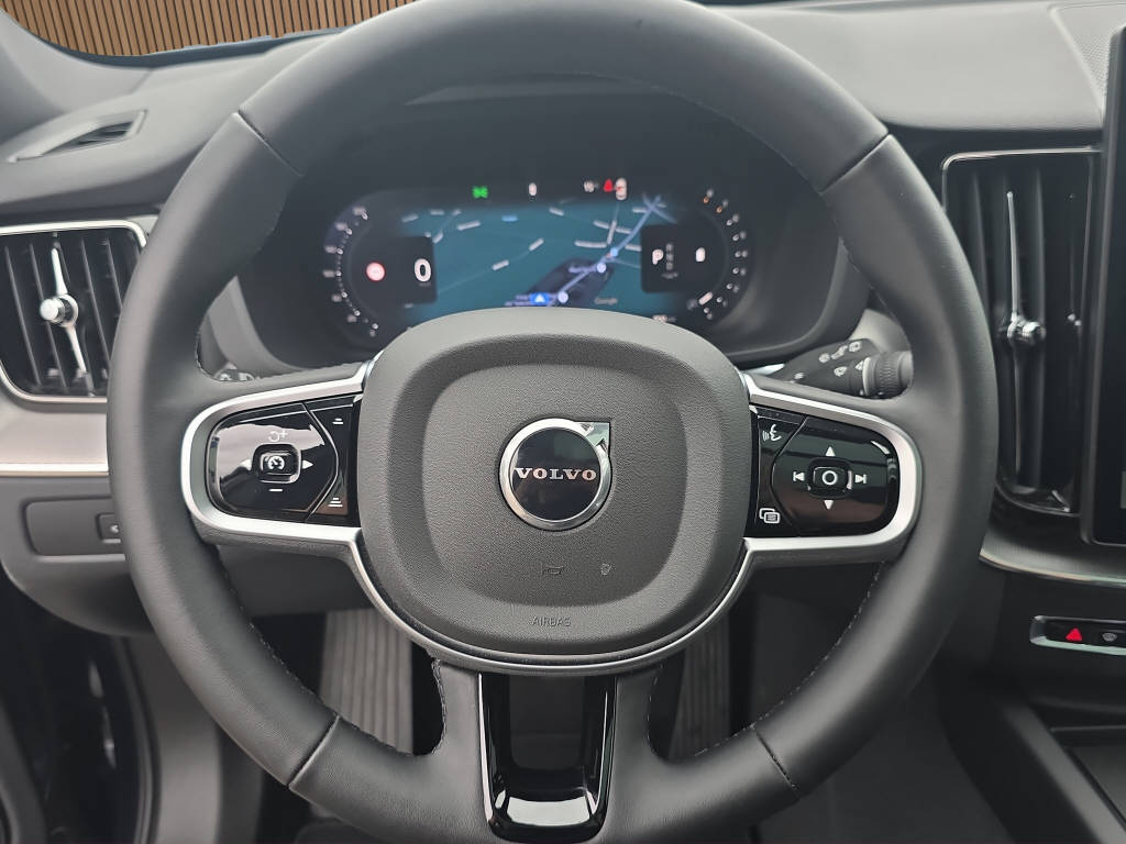 VOLVO XC60 2.0 B5 MH Plus Black Edition AWD-image-16