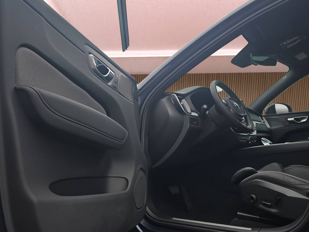 VOLVO XC60 2.0 B5 MH Plus Black Edition AWD-image-10
