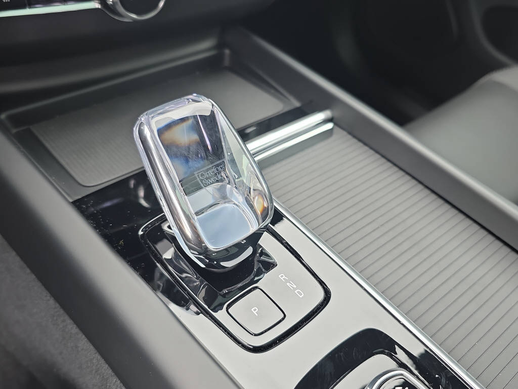 VOLVO XC60 2.0 B5 MH Plus Black Edition AWD-image-19