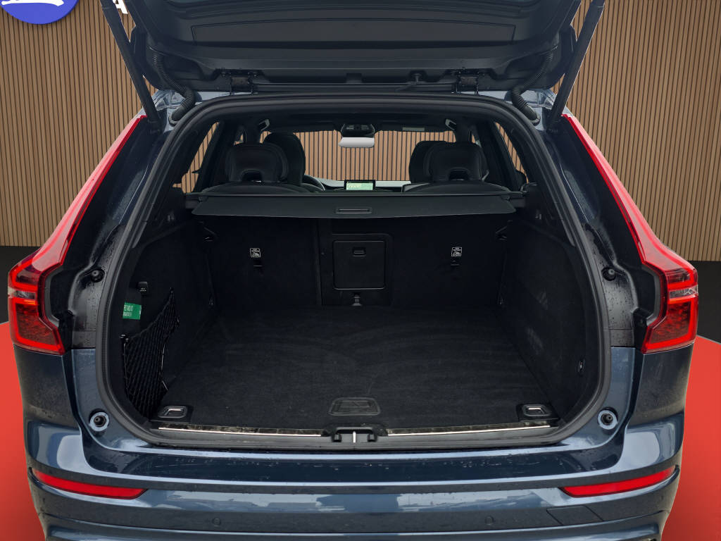 VOLVO XC60 2.0 B5 MH Plus Black Edition AWD-image-14