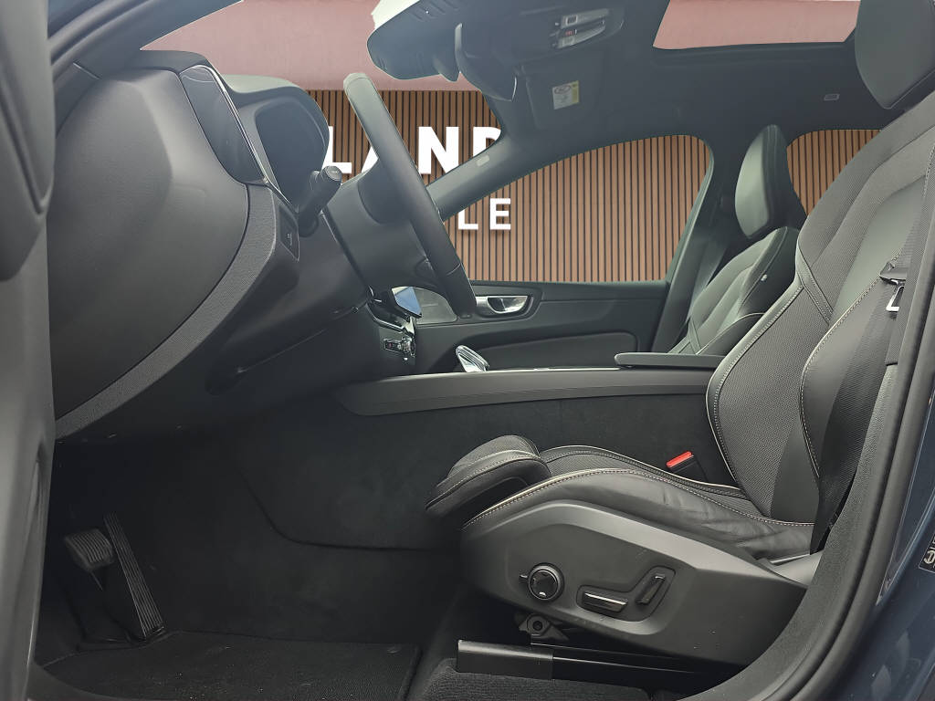 VOLVO XC60 2.0 B5 MH Plus Black Edition AWD-image-11