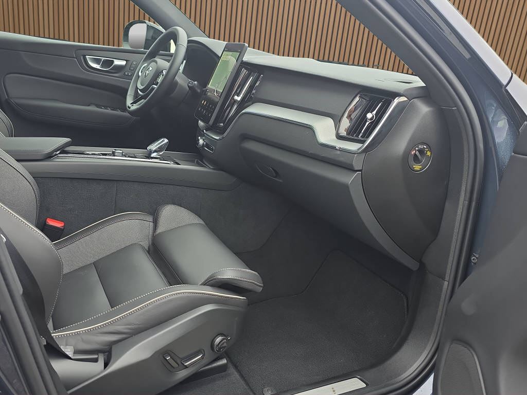 VOLVO XC60 2.0 B5 MH Plus Black Edition AWD-image-13