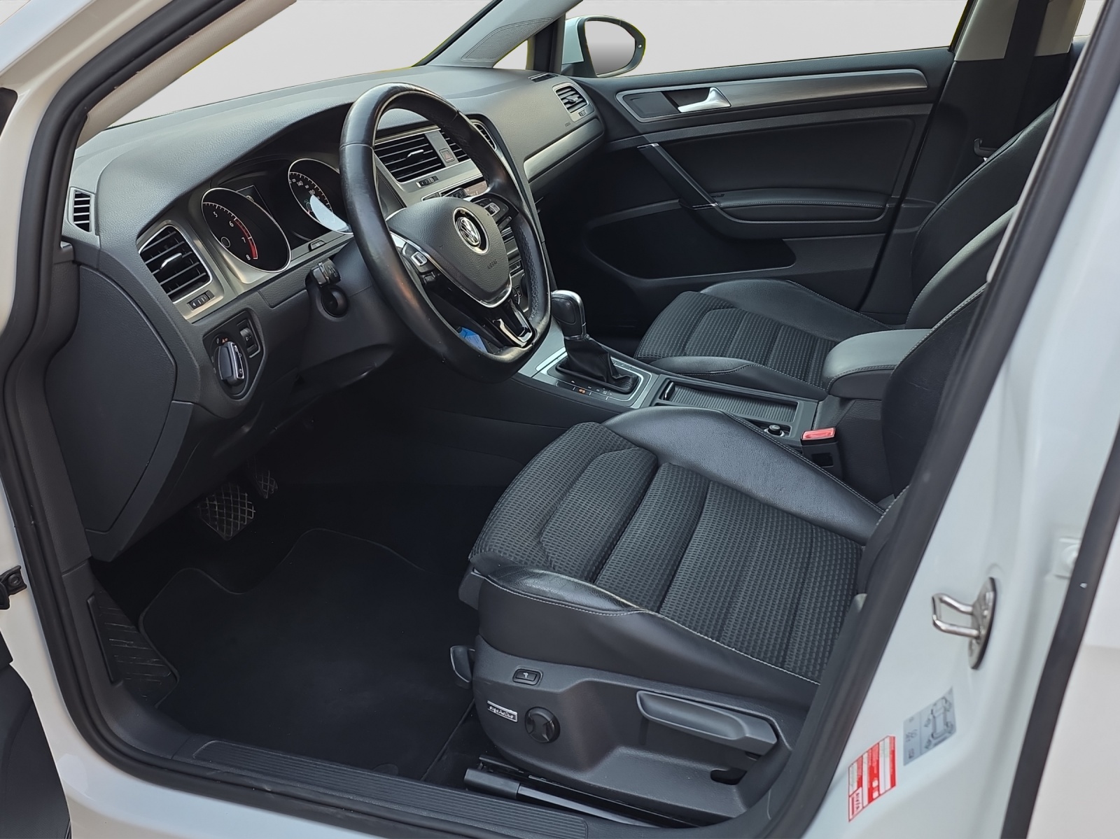VW Golf 1.4 TSI Highline DSG-image-11