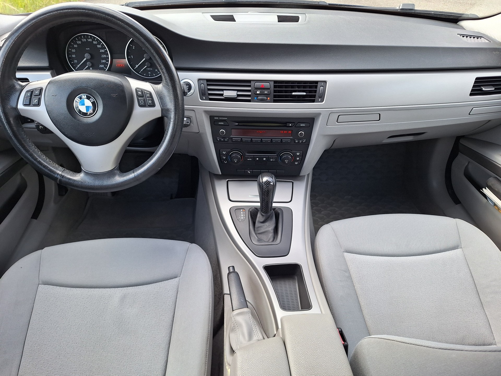 BMW 320i-image-8