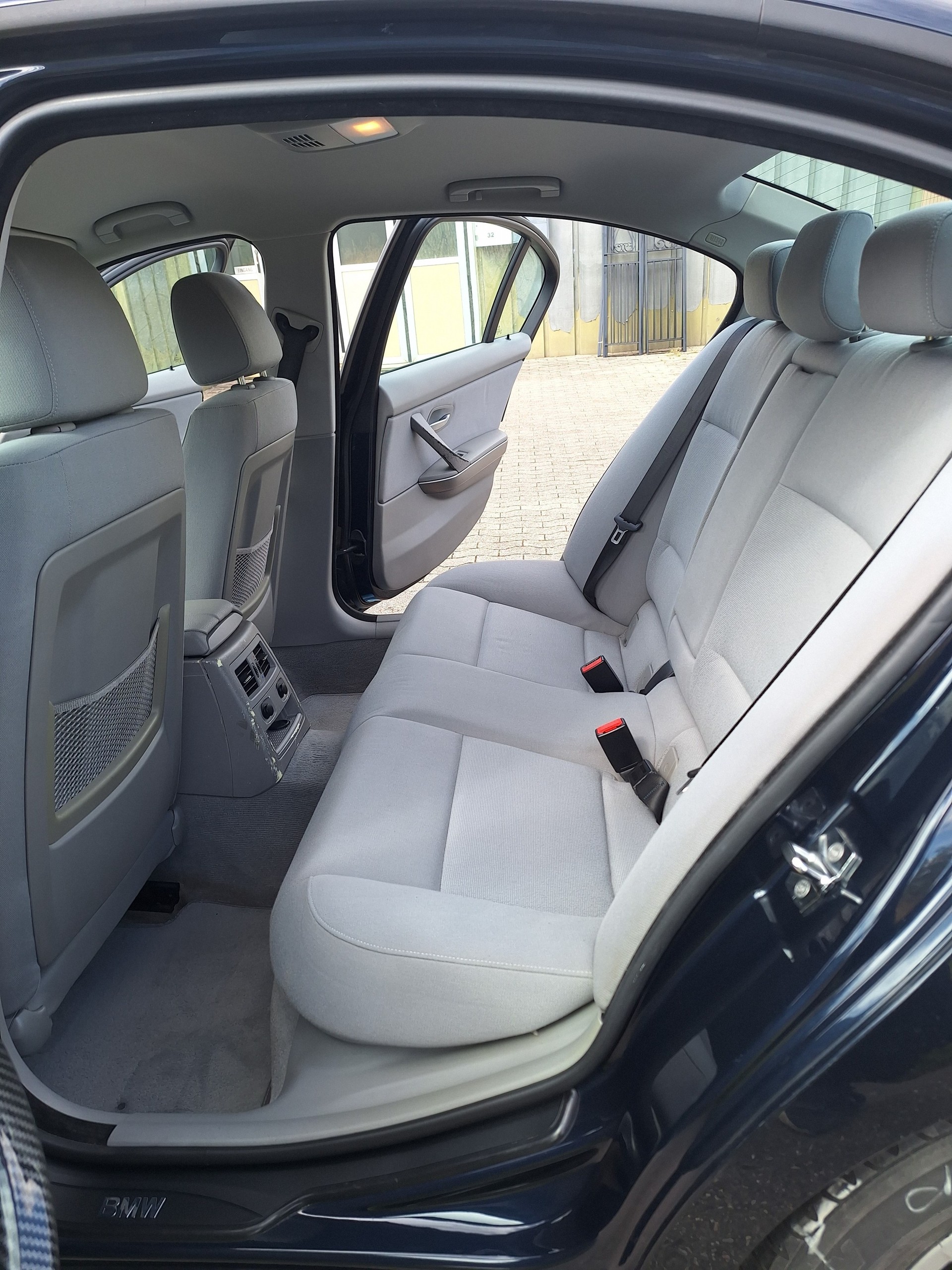 BMW 320i-image-6