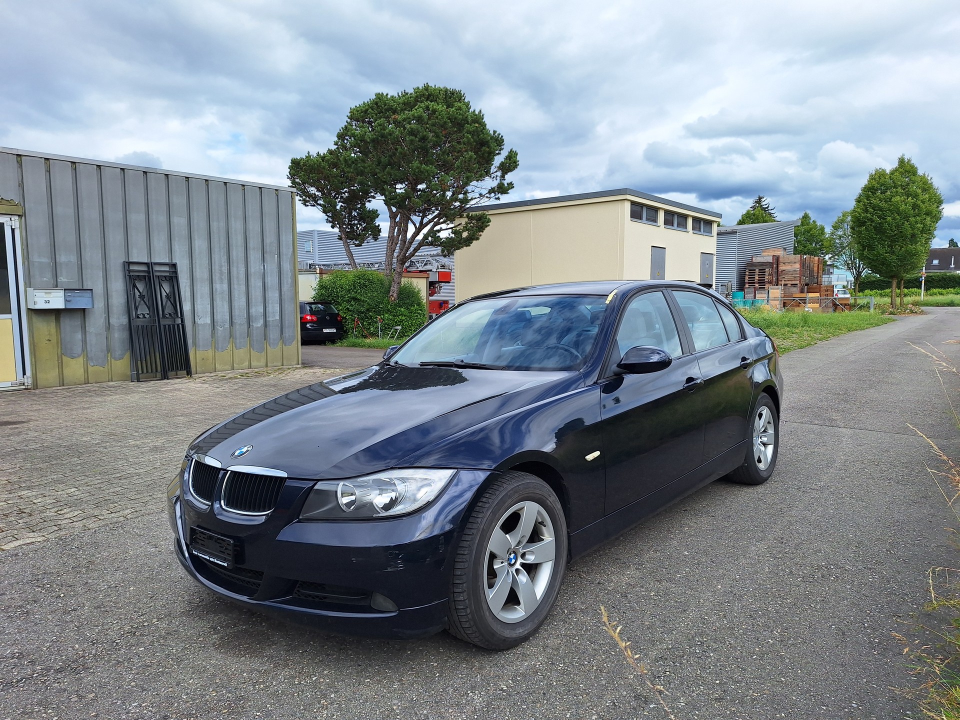 BMW 320i-image-1