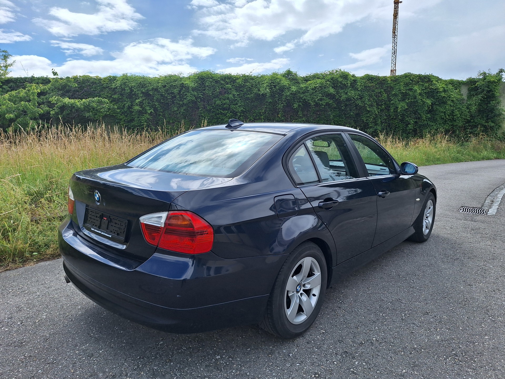 BMW 320i-image-4