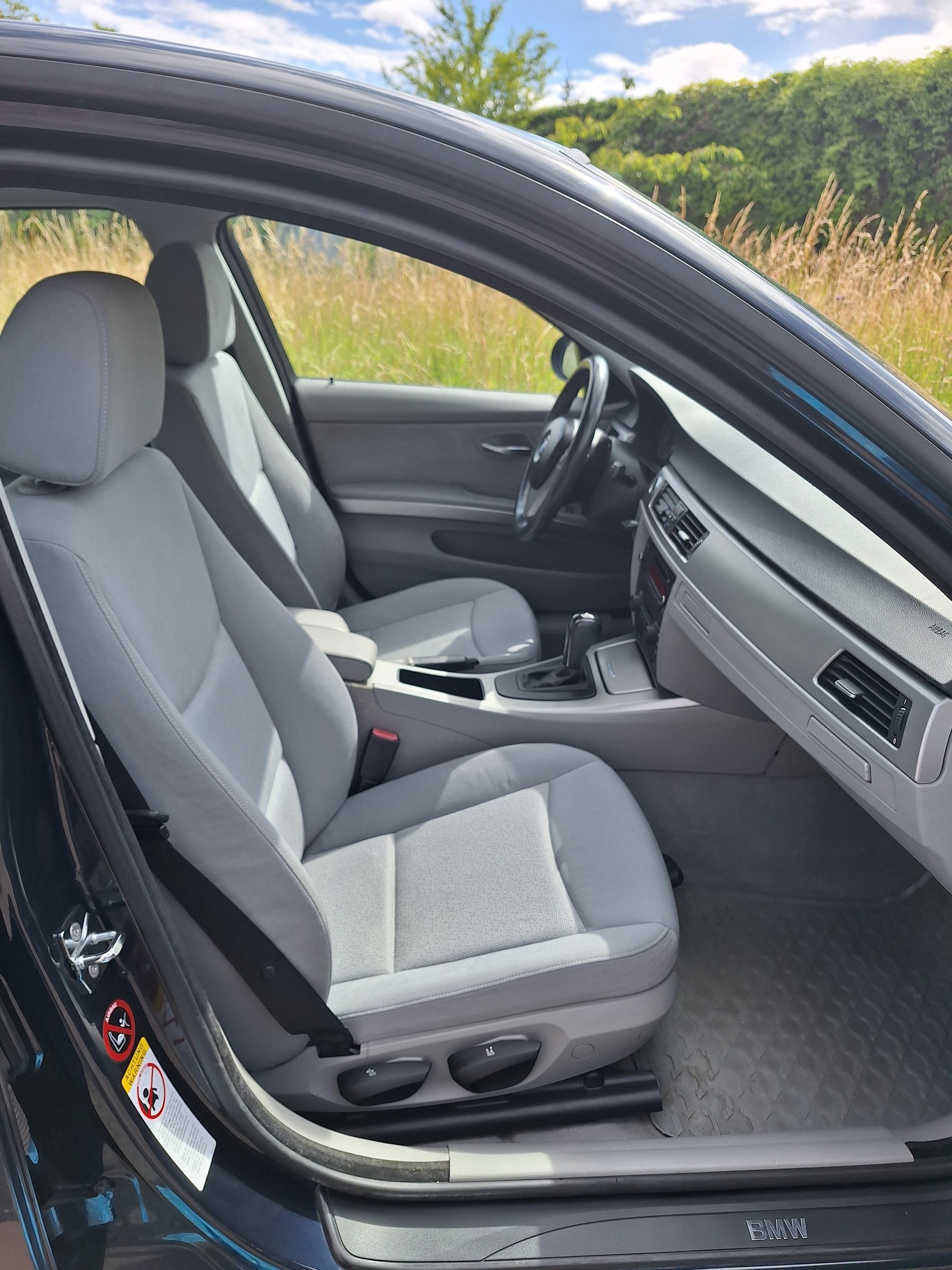 BMW 320i-image-5
